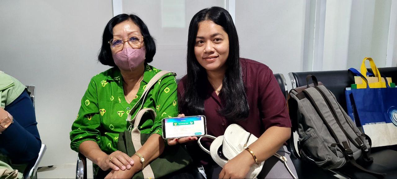 Rizka Christian Saputri saat menunjukan kartu kepesertaan Jaminan Kesehatan Nasional (JKN).