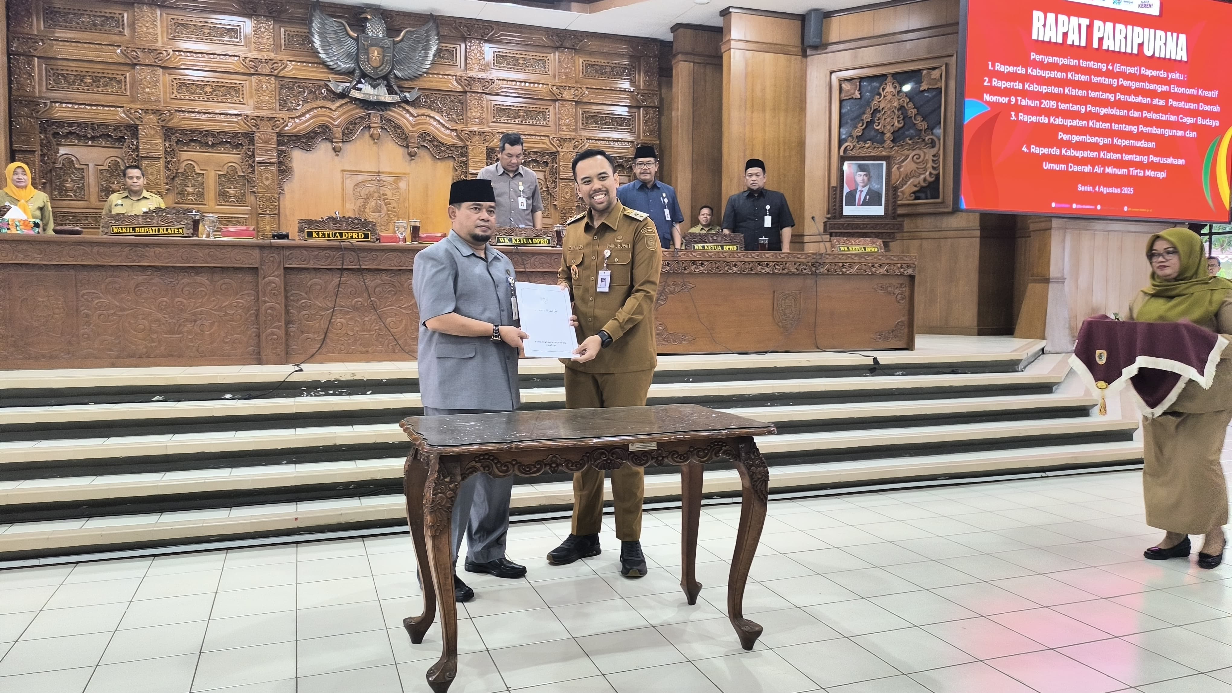 Wakil Bupati Klaten Benny Indra Ardhianto saat menyampaikan dokumen draf empat raperda kepada Ketua DPRD Klaten Edy Sasongko. (Dokumentasi DPRD Klaten)