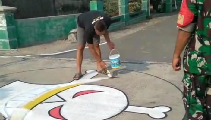 Penghapusan mural di Karangmalang, Sragen atas kesepakatan bersama aparat dengan warga setempat. (Ahmad Khairudin/Radar Solo)