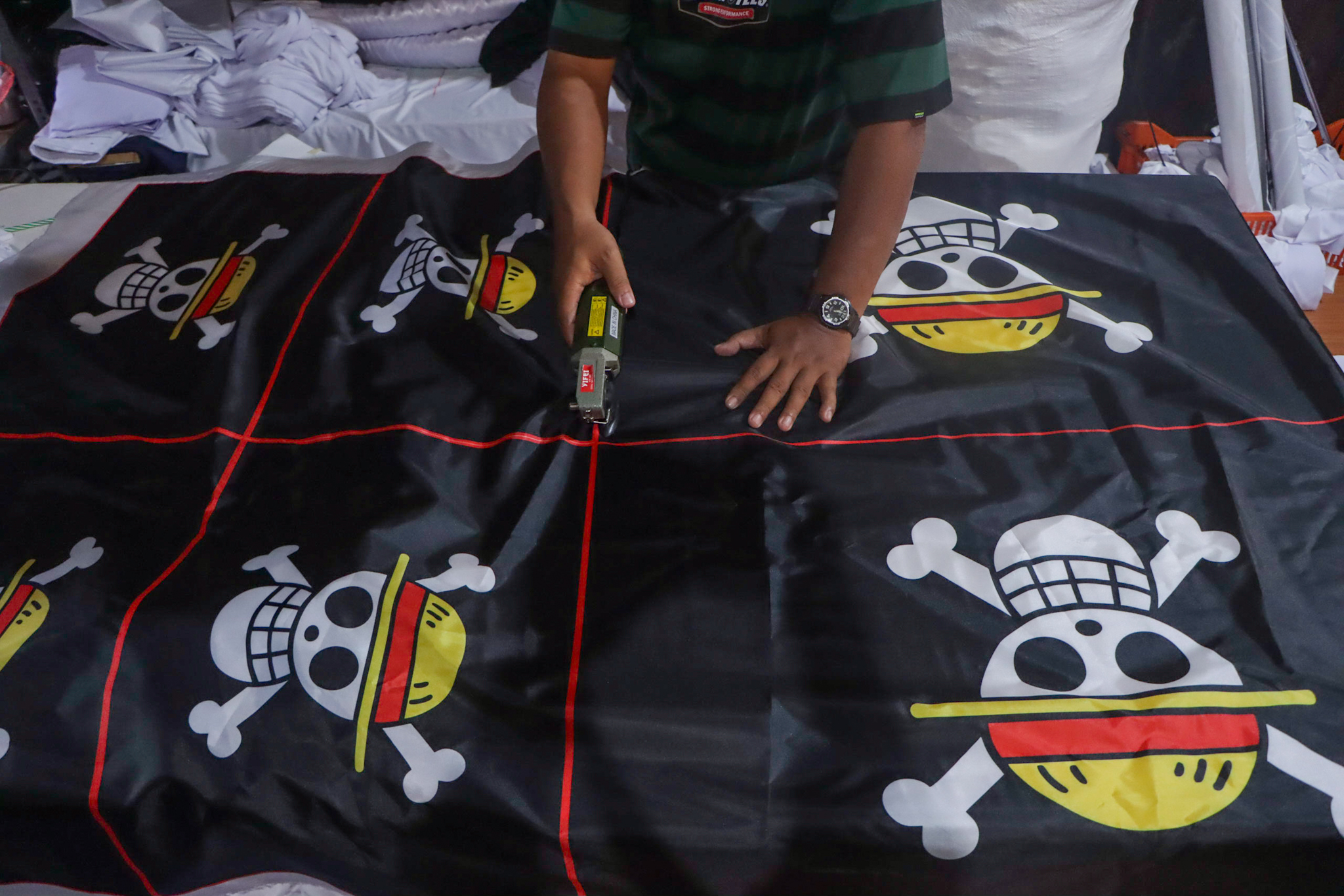 Gambar anime One Piece kini laris diburu. (M Ihsan/Radar Solo)