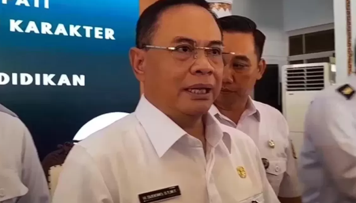 Bupati Pati Sudewo viral usai naikkan tarif PBB P2 sebesar 250 persen.