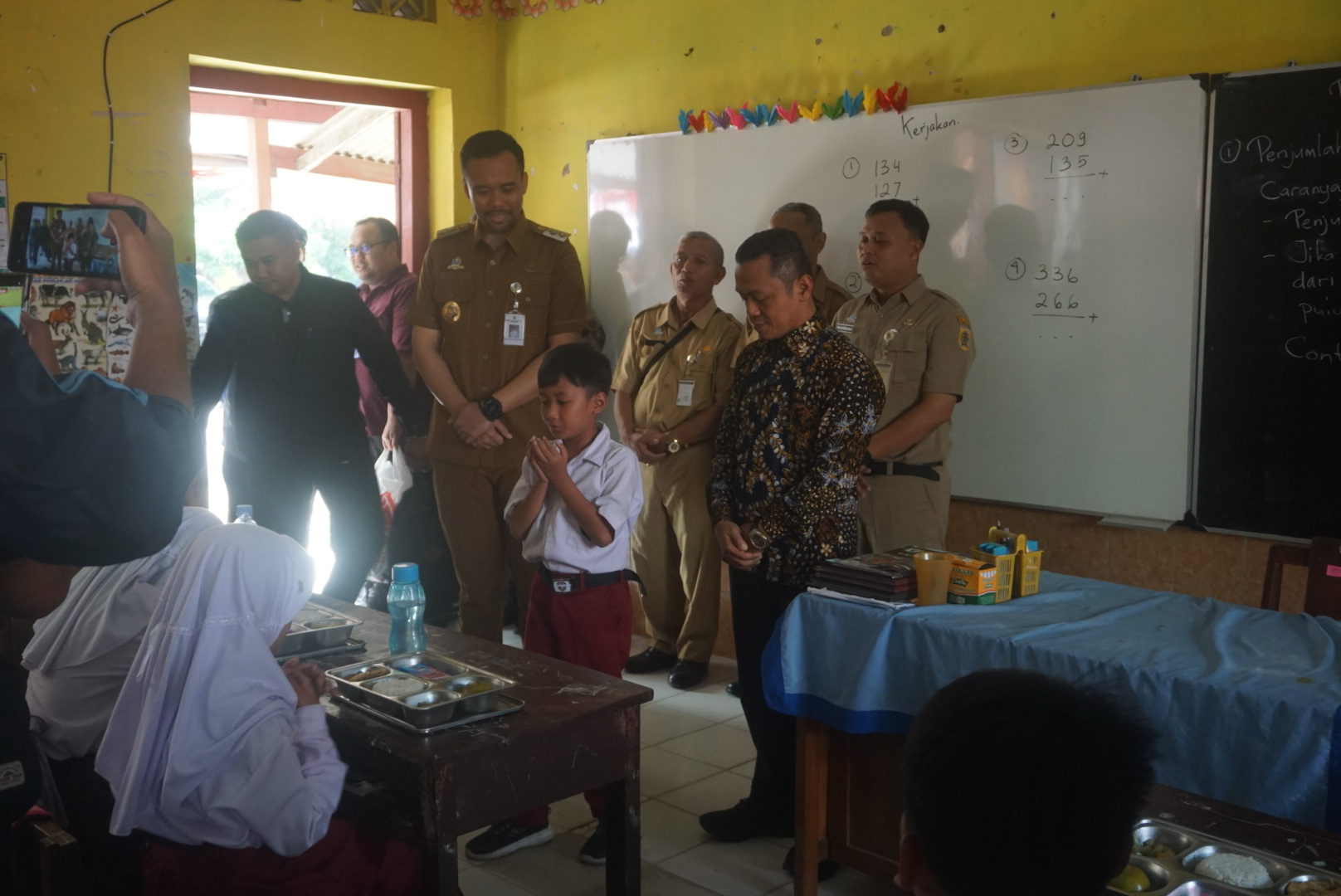 Wamendikdasmen Fajar Riza Ul Haq didampingi Wakil Bupati Klaten Benny Indra Ardhianto meninjau MBG di SDN Mlese, Kecamatan Ceper, Klaten, Selasa (5/8/2025). (Angga Purenda/Radar Solo)