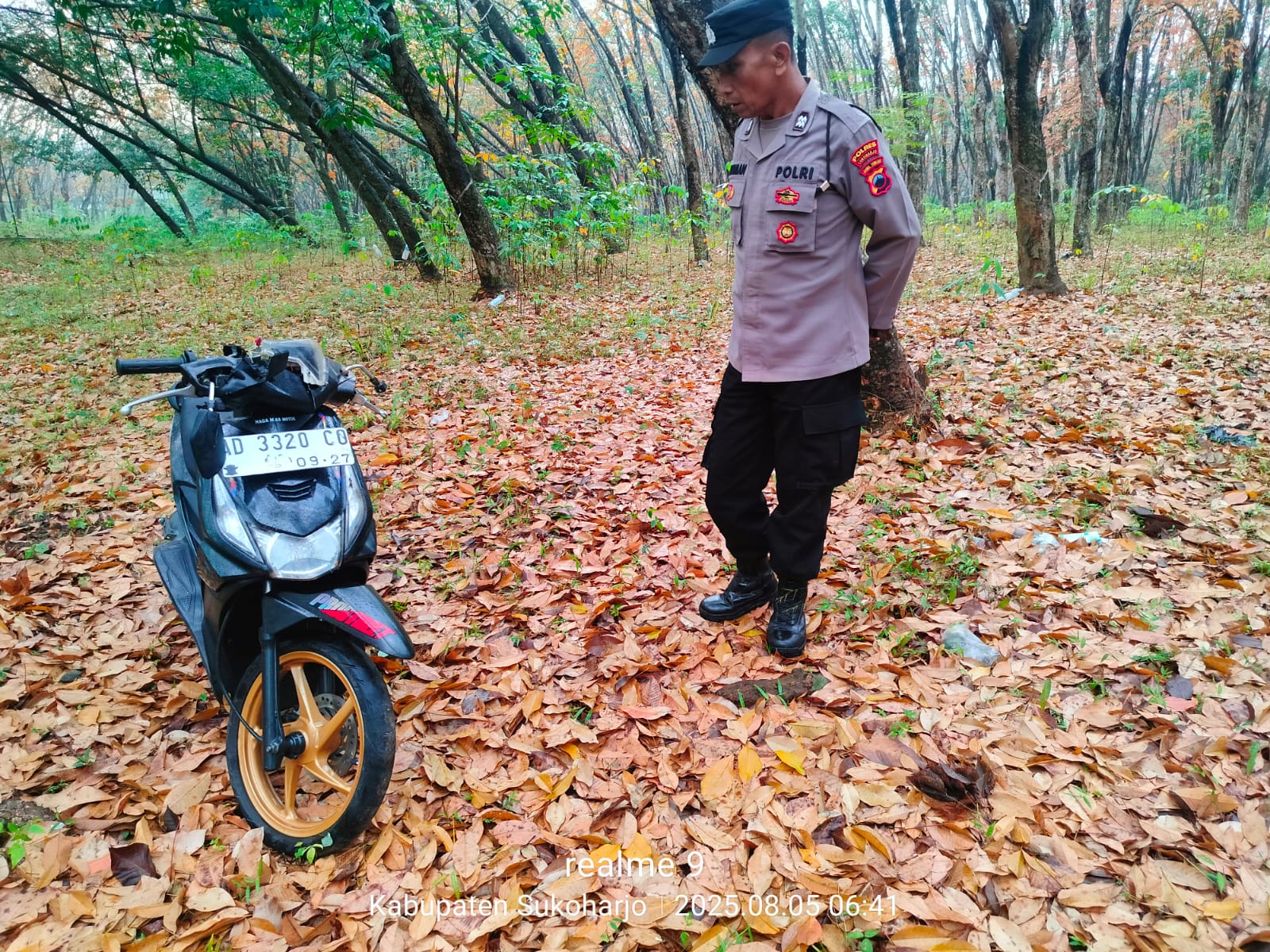 Jajaran Polsek Polokarto bersama satu unit sepeda motor Honda Beat warna hitam yang tergeletak di perkebunan karet Desa Tepisari, Polokarto, Selasa pagi (5/8).