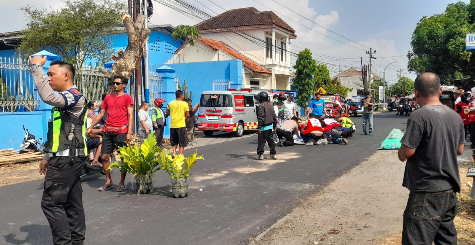 Tim relawan mengevakuasi jasad pemuda asal Polokarto, Sukoharjo yang kecelakaan di Jati, Jaten, Karanganyar, Selasa (5/8/2025) siang. (Rudi Hartono/Radar Solo)