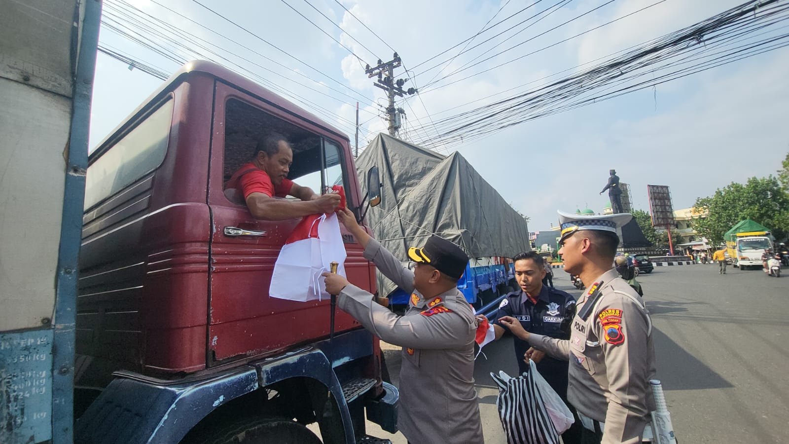 Kapolres Sukoharjo Anggaito Hadi Prabowo bagikan bendera di Tanjung Anom, Grogol, Selasa (5/8).