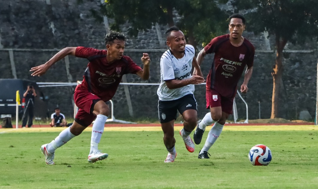 LAGA PERSAHABATAN: Gelandang Bali United Irfan Jaya dikawal ketat dua pemain Persis Solo Ikhsan Tanamal dan Giovani Numberi di Stadion UNS, belum lama ini.