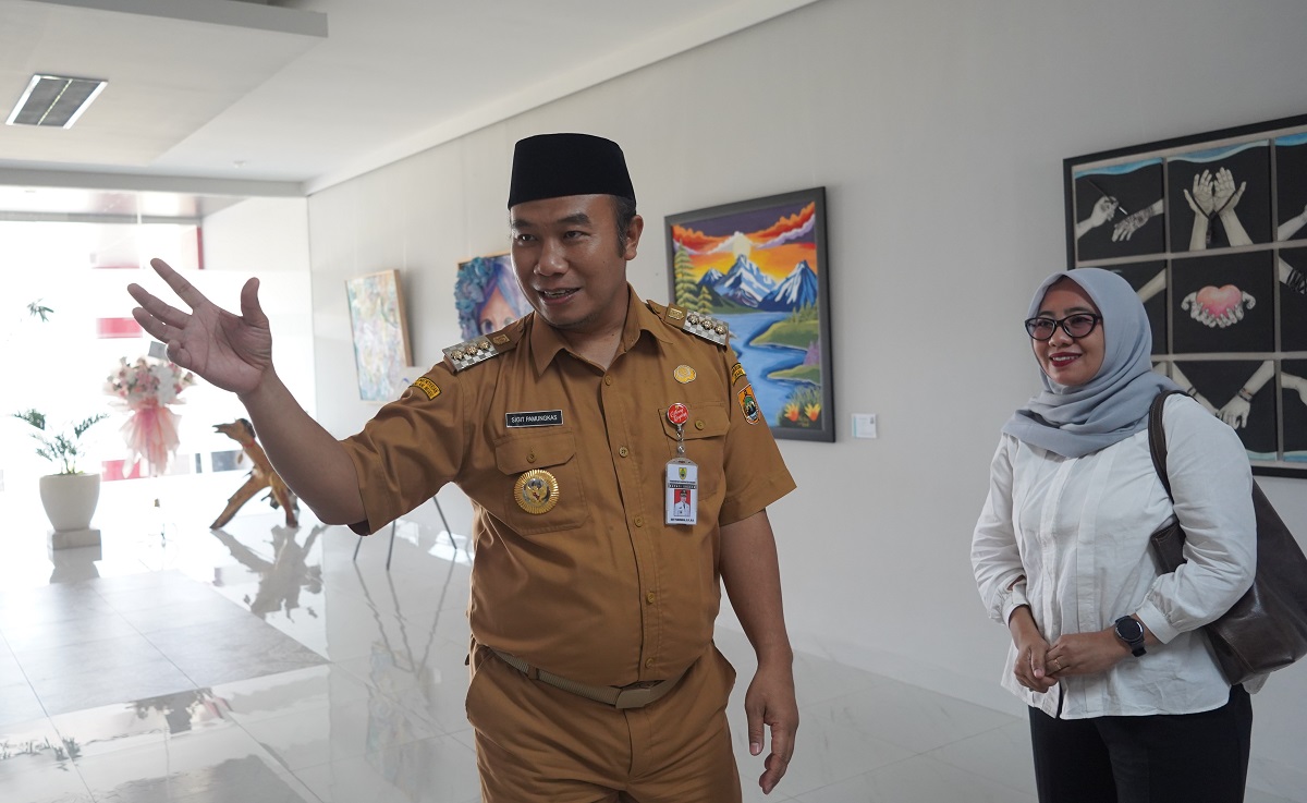 Bupati Sragen Sigit Pamungkas jelaskan aneka kerajinan, karya seni, dan benda purbakala yang dipajang di lobi kantor bupati kepada Direktur Radar Solo Resita Rika Aryani, Selasa (5/8/2025).