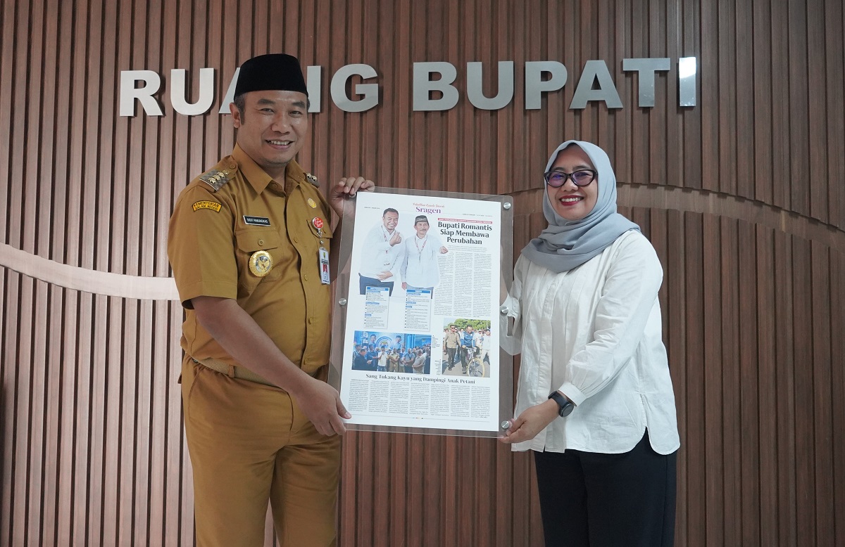 Direktur Radar Solo Resita Rika Aryani serahkan cenderamata kepada Bupati Sragen Sigit Pamungkas.