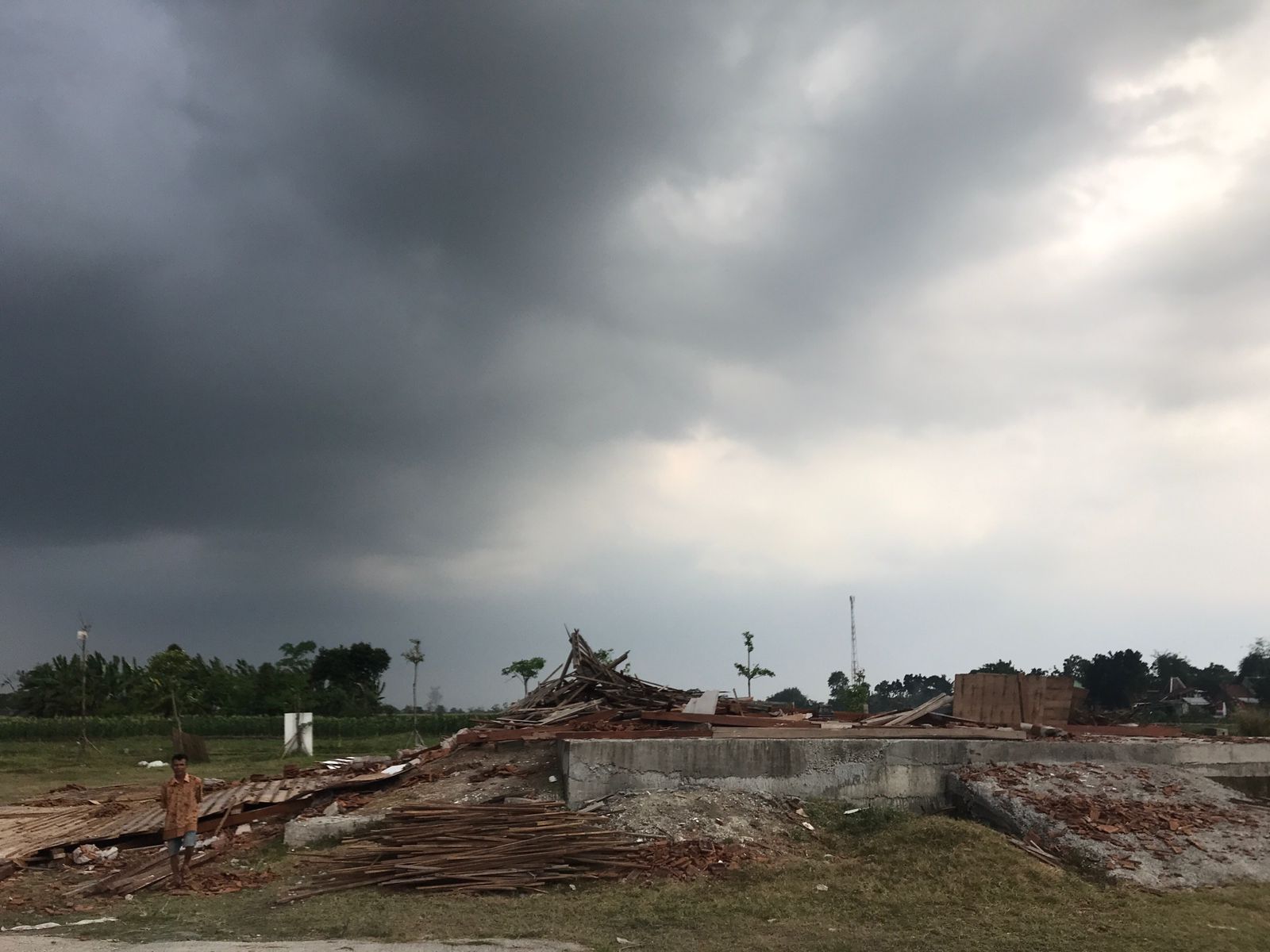 Bangunan joglo di Desa Ngaru Aru, Kecamatan Banyudono, Boyolali ambruk pasca diterjang angin kencang serta hujan deras, Senin (4/8/2025) petang.