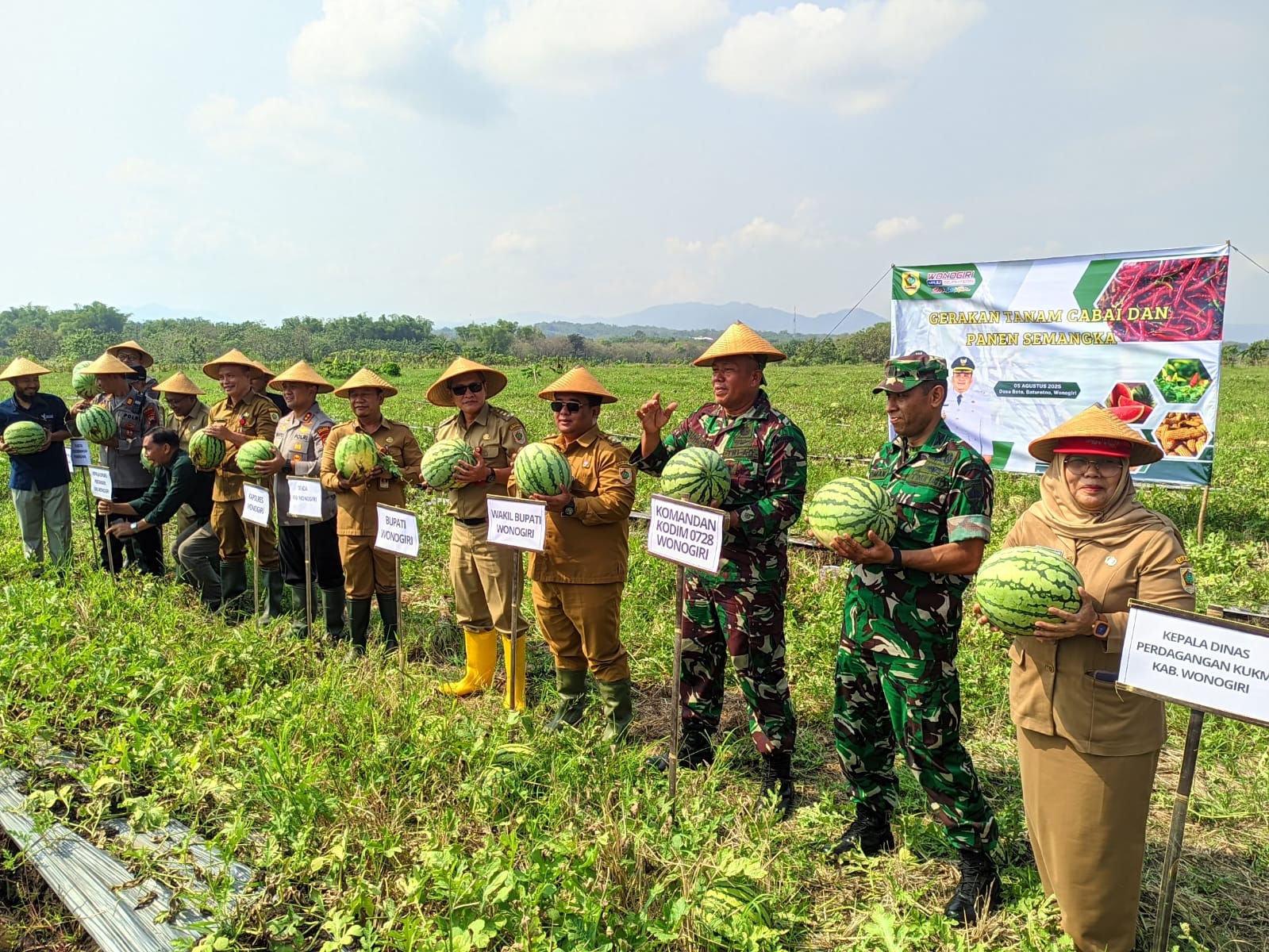 Bupati-Wabuo Wonogiri Setyo Sukarno-Imron Rizkyarno bersama unsur forkompimda hadiri panen raya semangka di Desa Boto, Kecamatan Baturetno Selasa (5/8/2025).