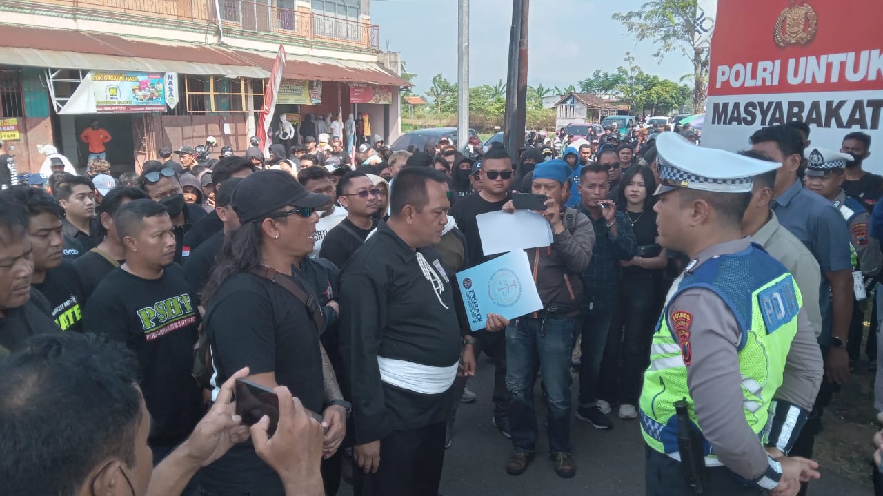 Ratusan warga PSHT Arus Bawah Soloraya mendatangi Mapolres Sukoharjo, Selasa (5/8/2025).