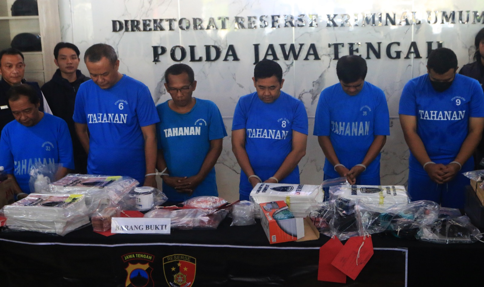 Para tersangka pembuat dan pengedar uang palsu di Jateng dan Yogyakarta.