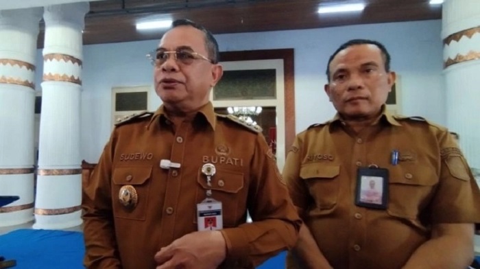 Warga Pati protes kenaikan PBB 250 Persen. Bupati Sudewo tantang 50 ribu demonstran, warga siap gelar aksi besar 13  Agustus 2025.