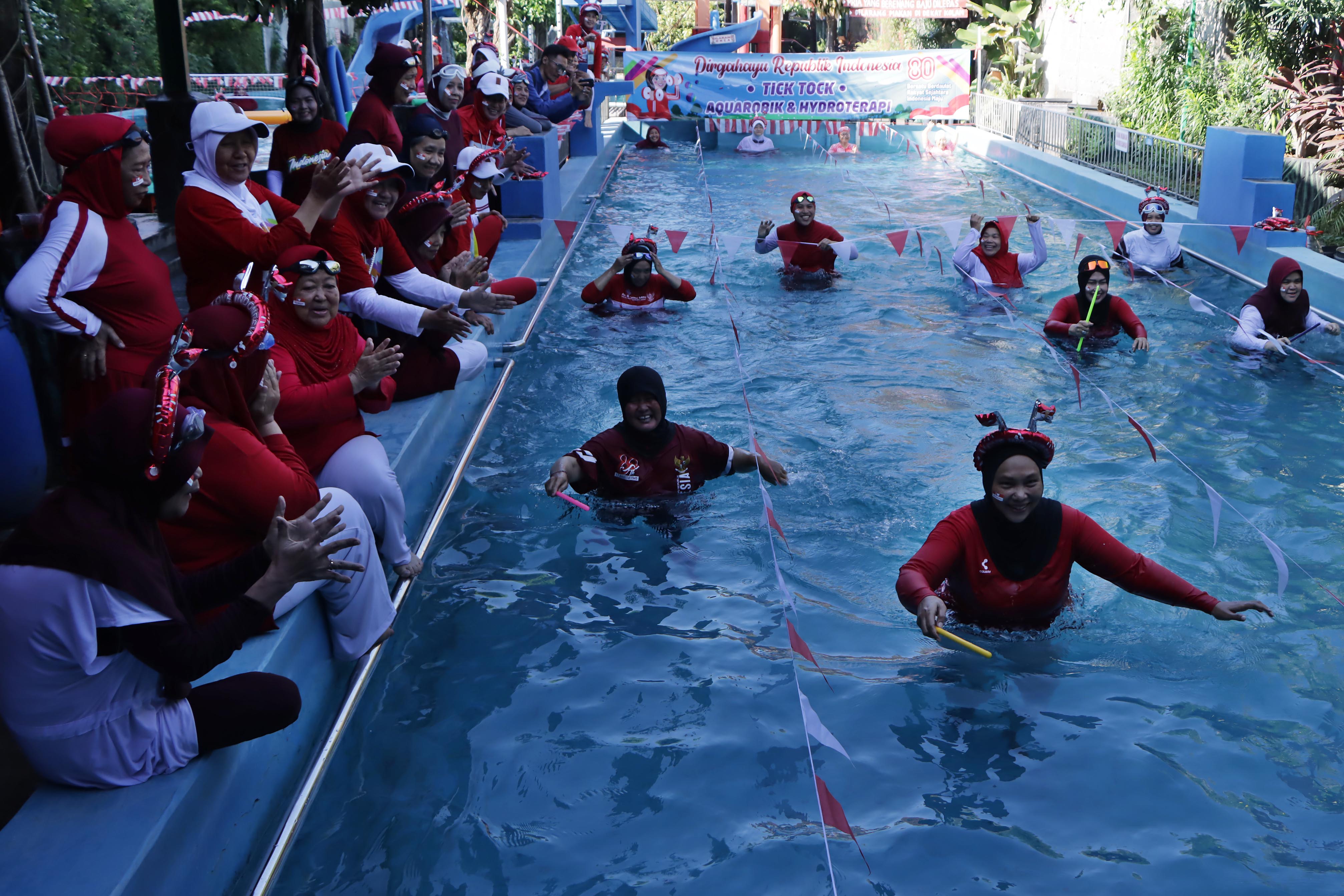 Para lansia mengikuti ragam lomba di air untuk memeriahkan HUT Ke-80 RI di Sukoharjo, Rabu (6/8/2025). (Arief Budiman/Radar Solo)
