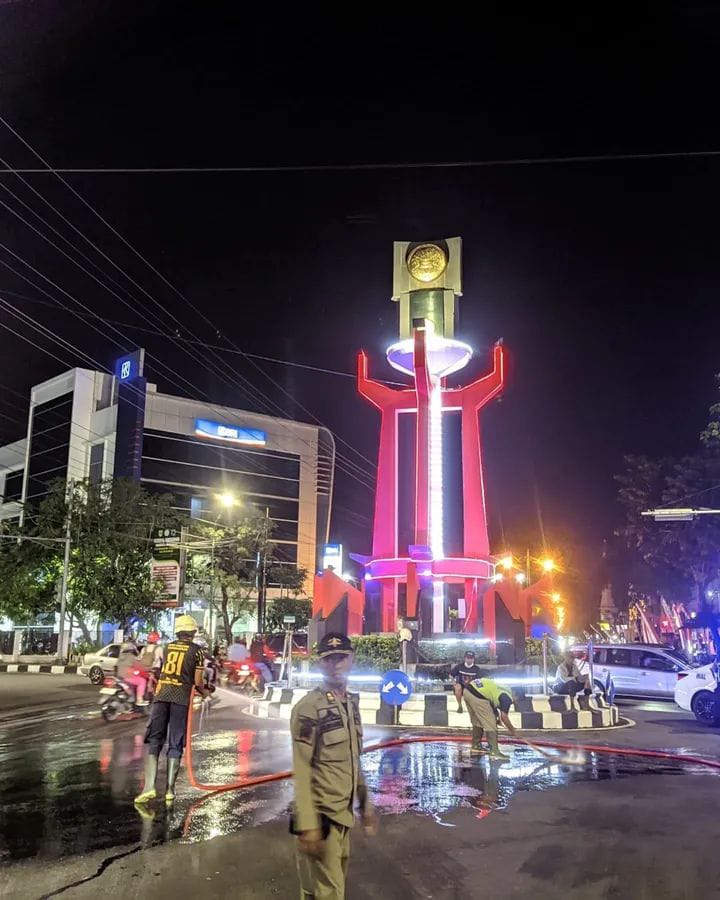 Petugas gabungan membersihkan tumpahan solar dari kendaraan tak dikenal di Jalan Jenderal Sudirman Sukoharjo, tepatnya di kawasan simpang lima, Selasa petang (5/8).