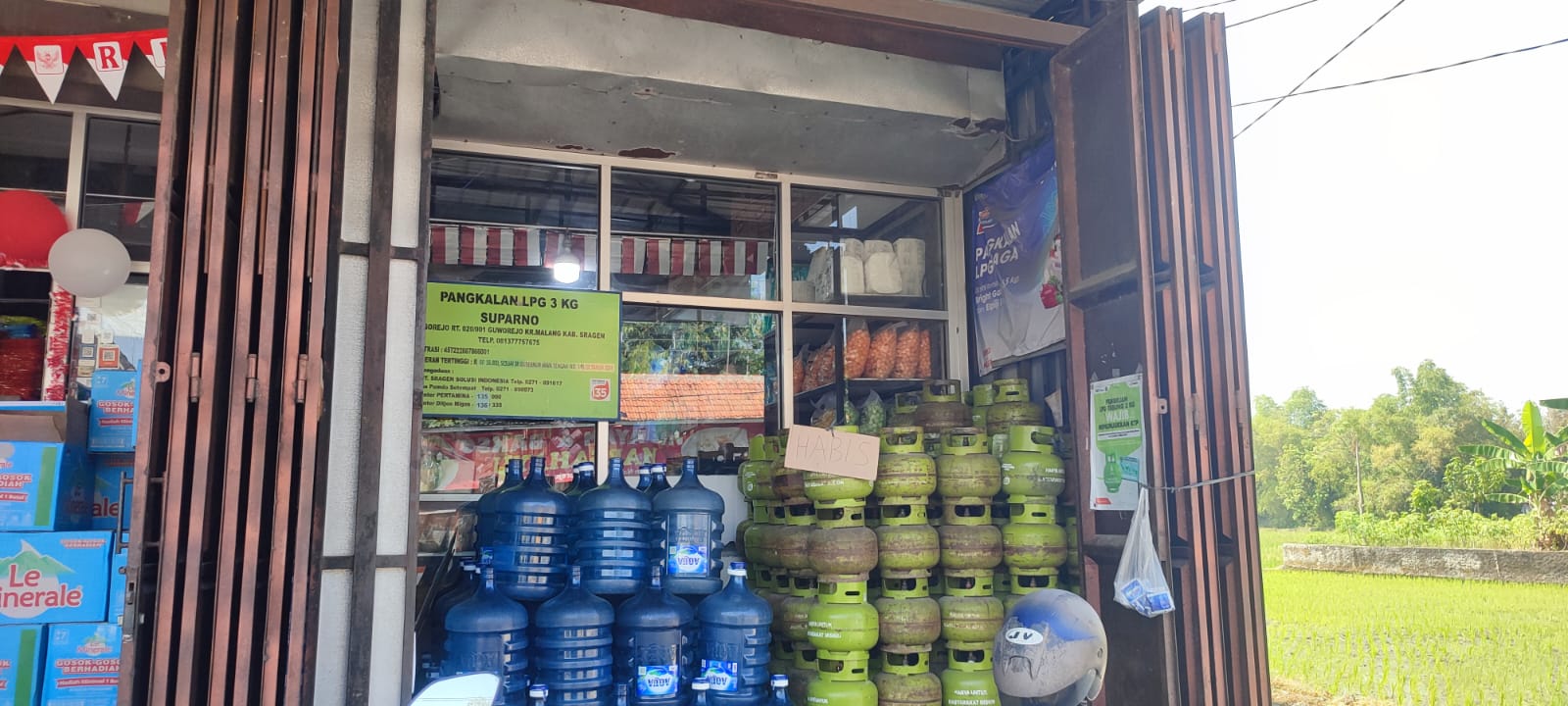 Salah satu toko kelontong penjual gas LPG 3 kg di Sragen. (Ahmad Khairudin/Radar Solo)