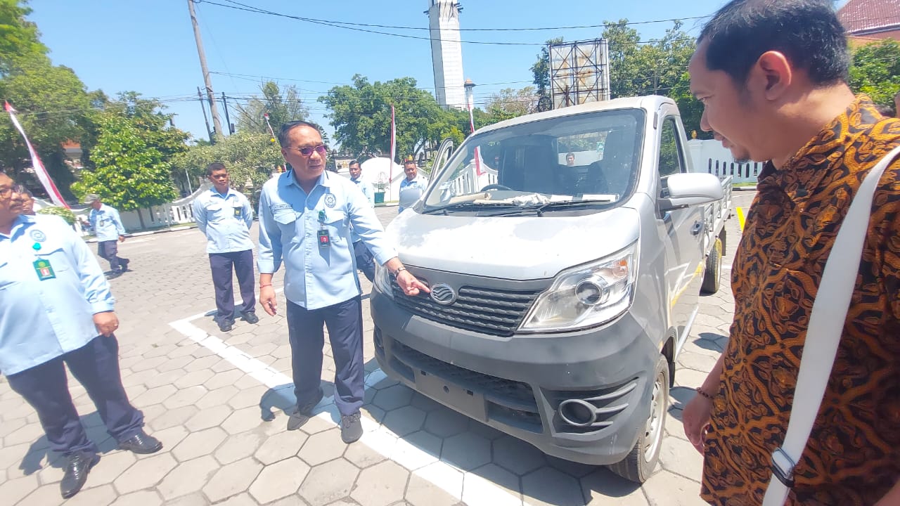 Barang bukti mobil esemka yang dibawa dalam persidangan.