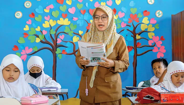 Ilustrasi guru mengajar murid di kelas.