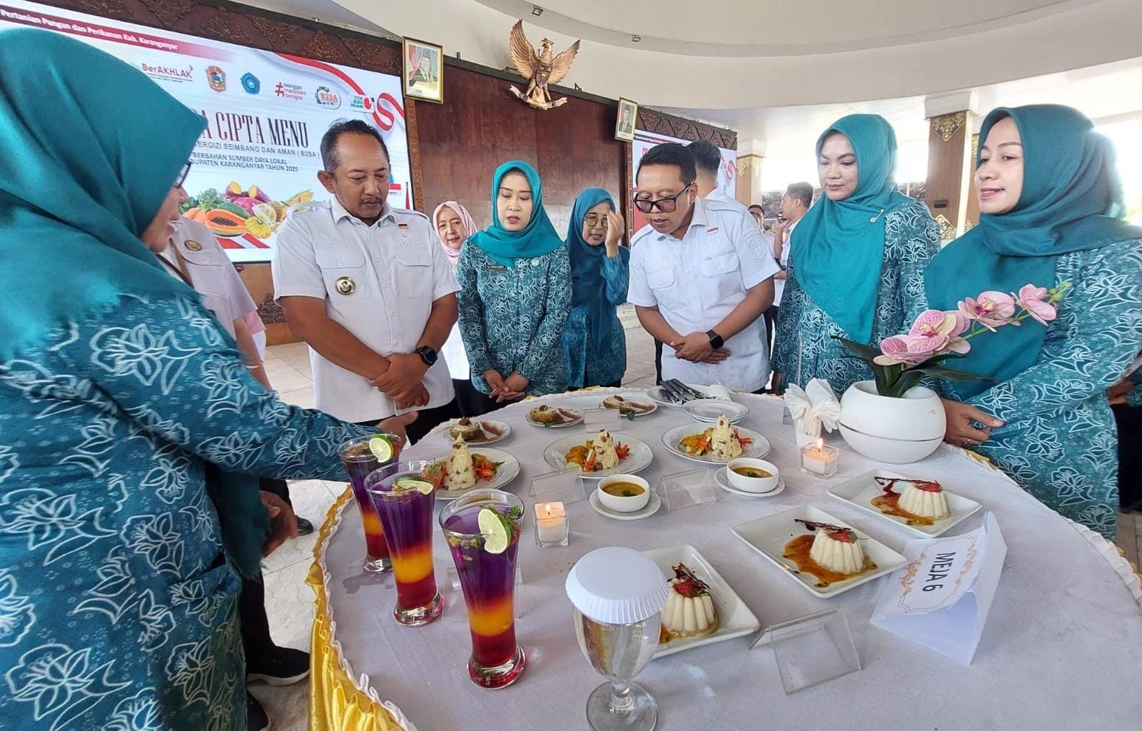 Bupati Karanganyar Rober Christanto bersama Wabup Adhe Eliana mengecek lomba cipta menu B2SA, Rabu (6/8/2025). (Rudi Hartono/Radar Solo)