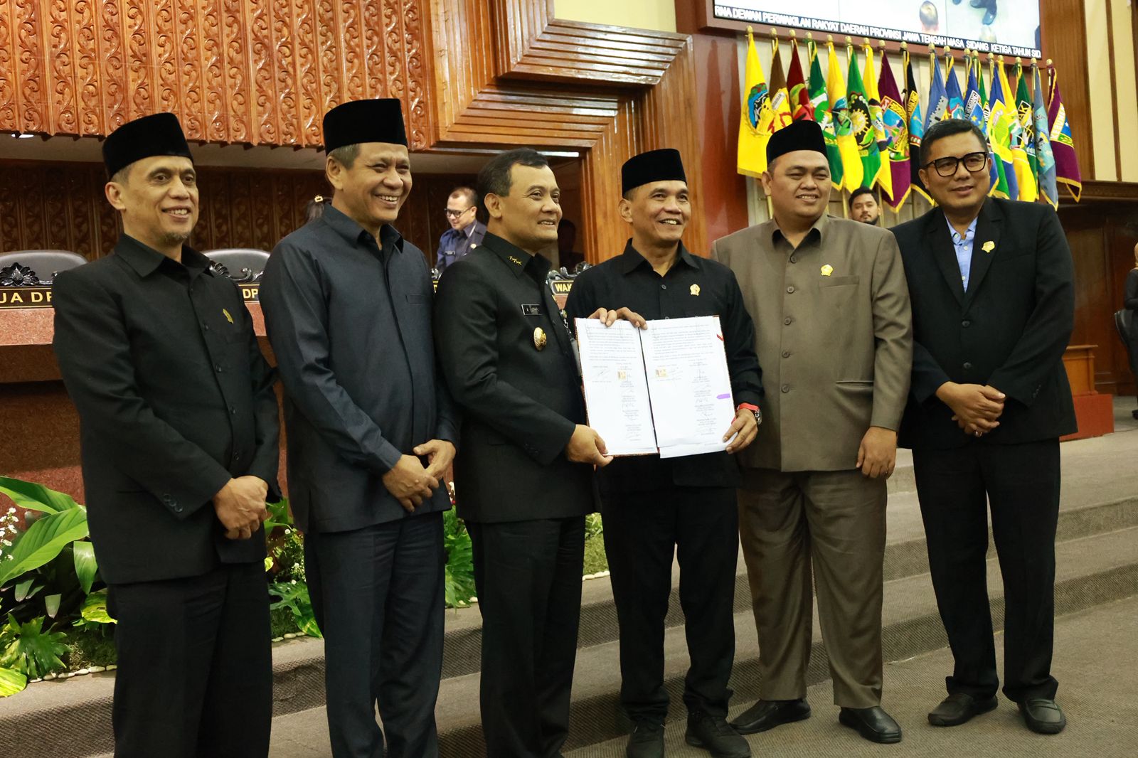 Ketua DPRD Jateng Sumanto (tiga dari kanan) dan Gubernur Jateng Ahmad Luthfi ((tiga dari kiri) hadiri rapat paripurna persetujuan APBD Perubahan 2025 di Gedung Berlian, Semarang, Selasa (5/8/2025).