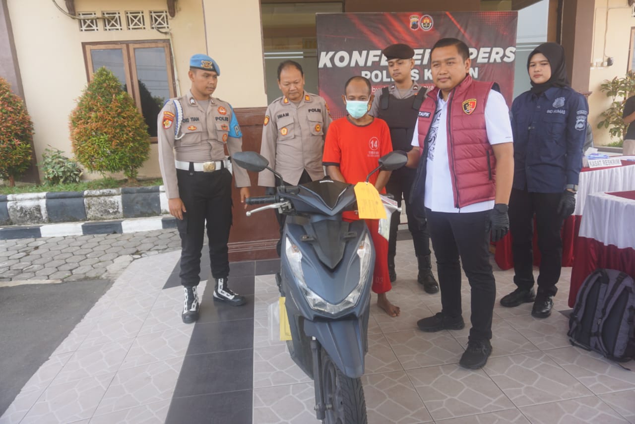 Jajaran Satreskrim Polres Klaten saat memperlihatkan tersangka dan sepeda motor hasil curian di Mapolres Klaten