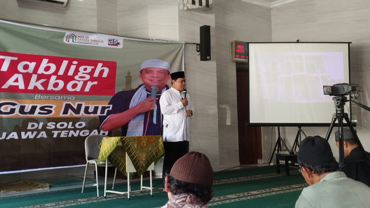 Sugi Nur Raharja alias Gus Nur saat berdakwah.