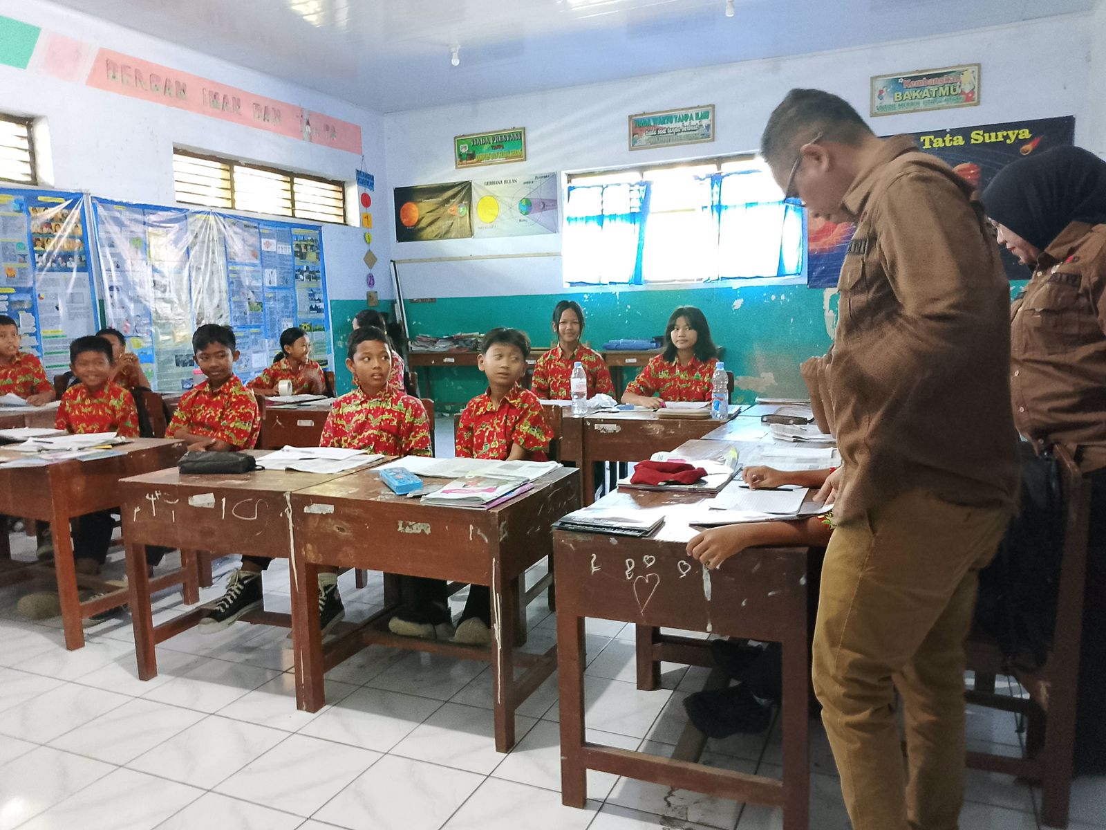 Anggota Komisi IV DPRD Boyolali melakukan sidak ke sekolah untuk mengecek jual-beli LKS, Rabu (6/8/2025).