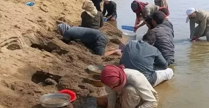 Sungai Eufrat mengering, warga berburu emas di dasarnya. Hadis Nabi soal gunung emas kembali jadi perbincangan. Benarkah tanda kiamat?