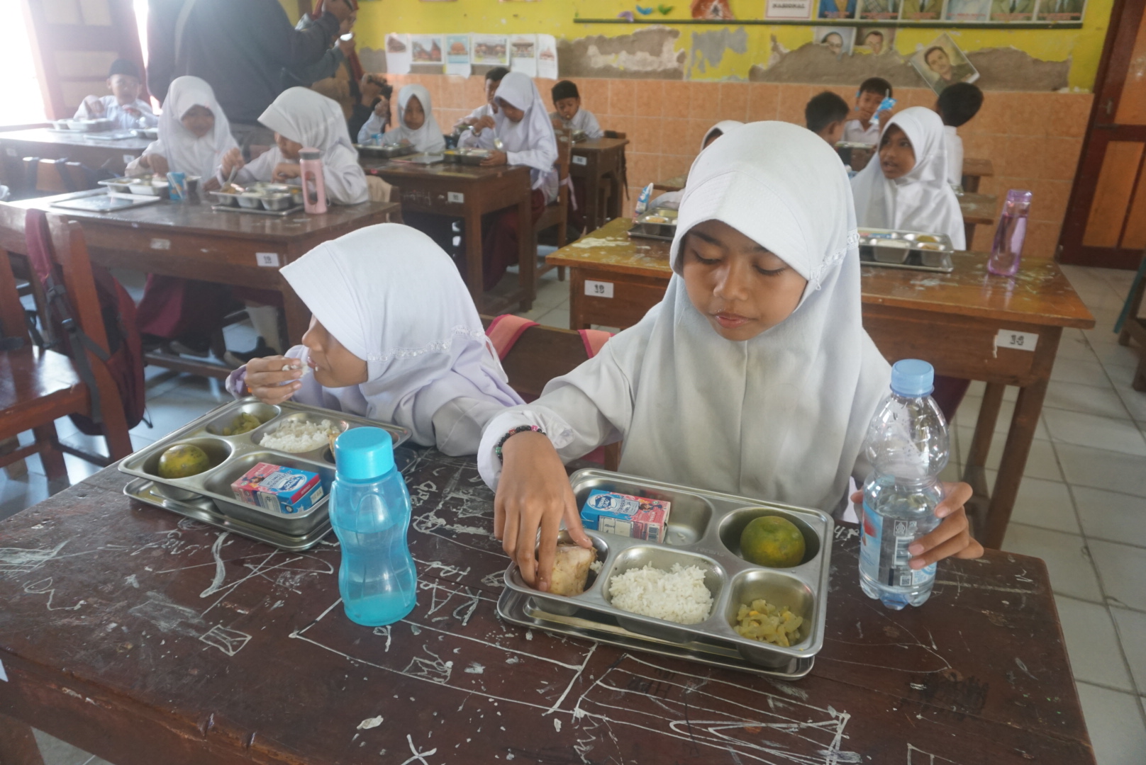 Siswa SDN Mlese, Kecamatan Ceper, Klaten menyantap menu program makan bergizi gratis. (Angga Purenda/Radar Solo)