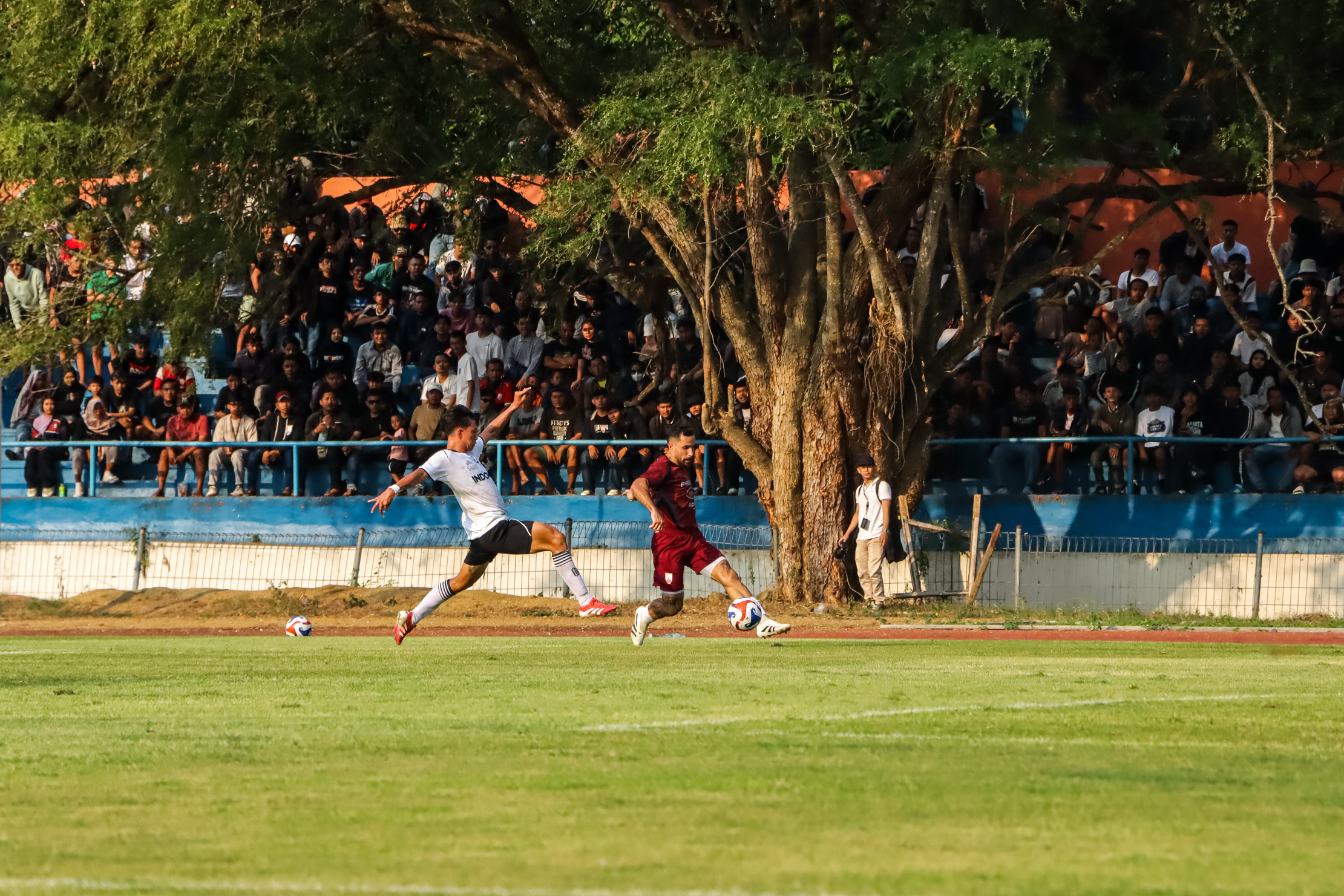 Bek Persis Solo Jordy Tutuarima saat bermain melawan Bali United di Stadion UNS.