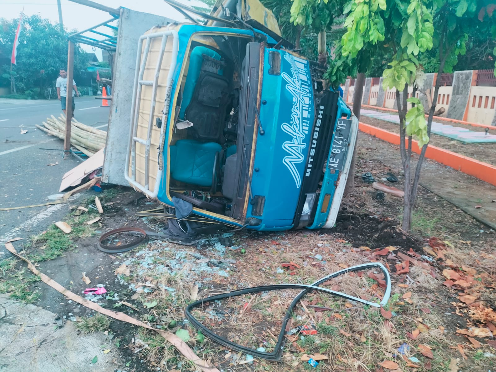 Kondisi truk muatan bambu yang terguling di ruas Jalan Solo-Wonogiri, tepatnya di depan SMPN 4 Sukoharjo, Kamis pagi (7/8).