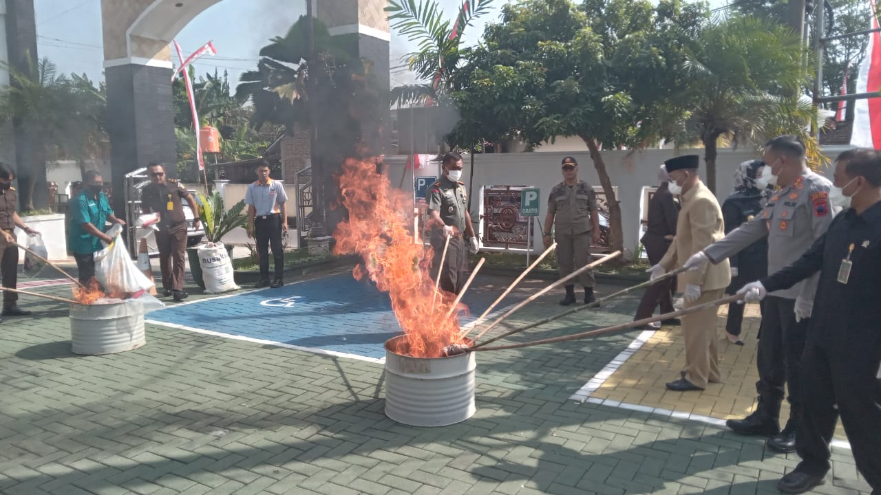 Kejaksaan Negeri (Kejari) Sukoharjo memusnahkan barang bukti dari 43 perkara yang telah berkekuatan hukum tetap atau inkracht, Kamis (7/8) pagi.