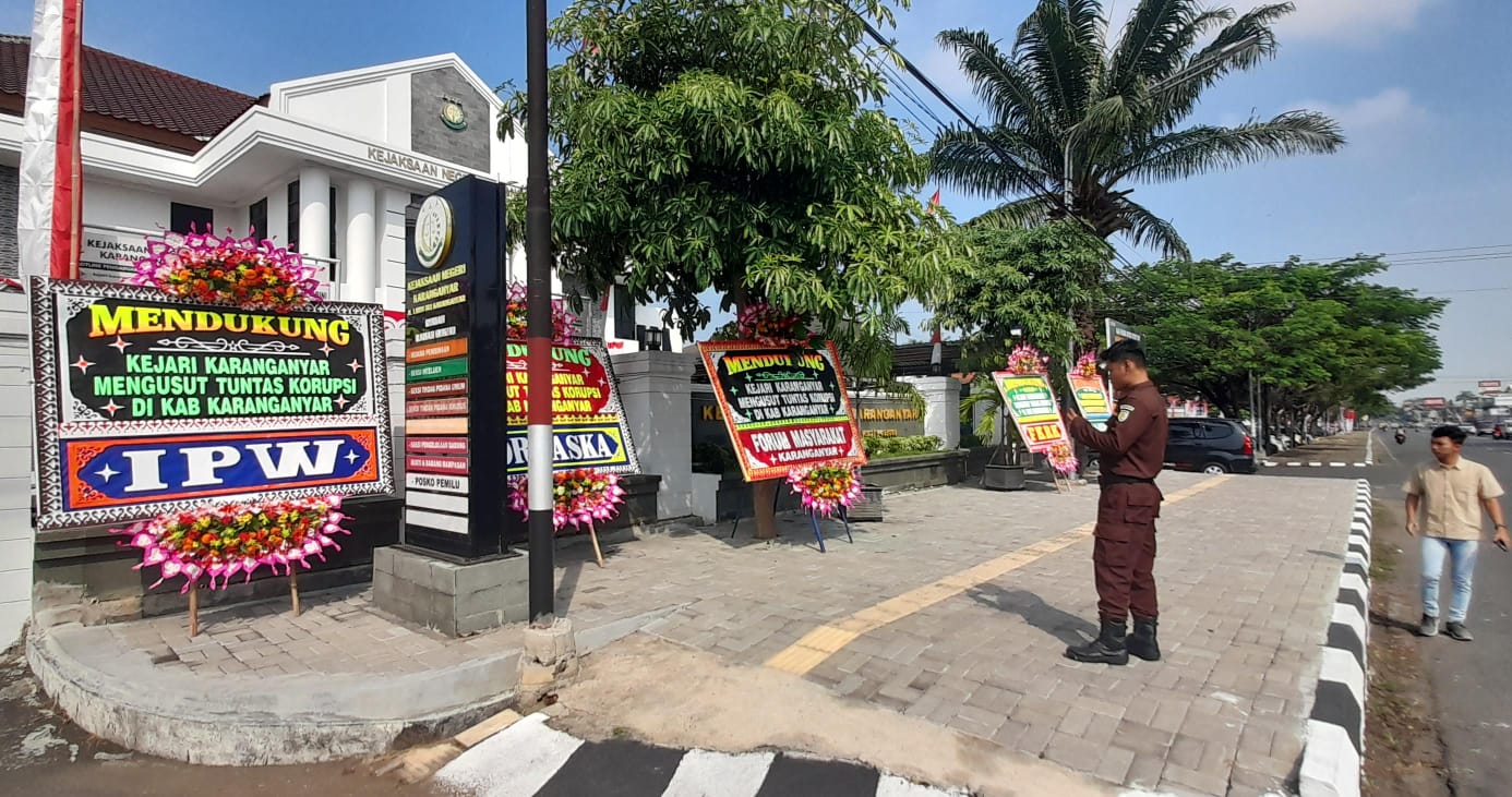 Karangan bunga memenuhi kantor Kejari Karanganyar di Jalan Lawu, Kamis (7/8/2025). Isinya dukungan moral untuk mengusut kasus korupi Masjid Agung Madaniyah. (Rudi Hartono/Radar Solo)
