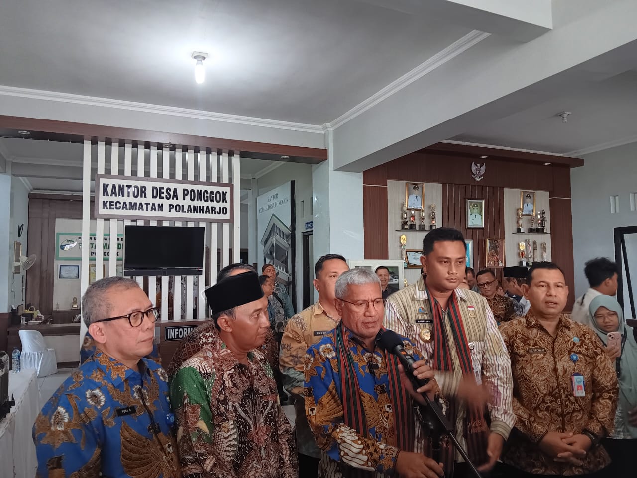 Kepala Badan Narkotika Nasional (BNN) RI Marthinus Hukom saat memberikan keterangan ke awak media di Balai Desa Ponggok, Polanharjo, Klaten. (Angga Purenda/Radar Solo)