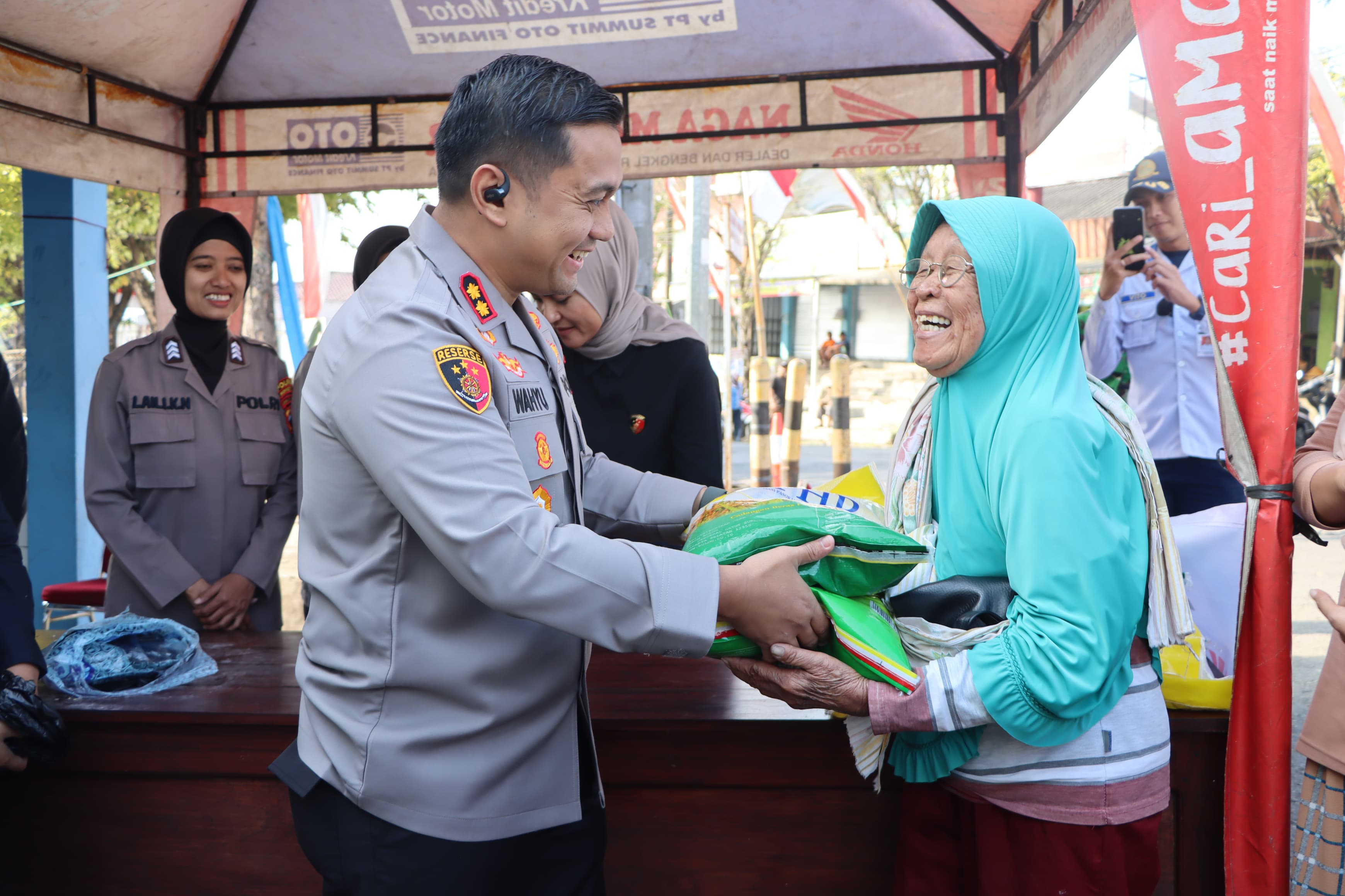 Kapolres Wonogiri AKBP Wahyu Sulistyo serahkan bantuan pangan kepada warga yang membutuhkan, Kamis (7/8/2025).