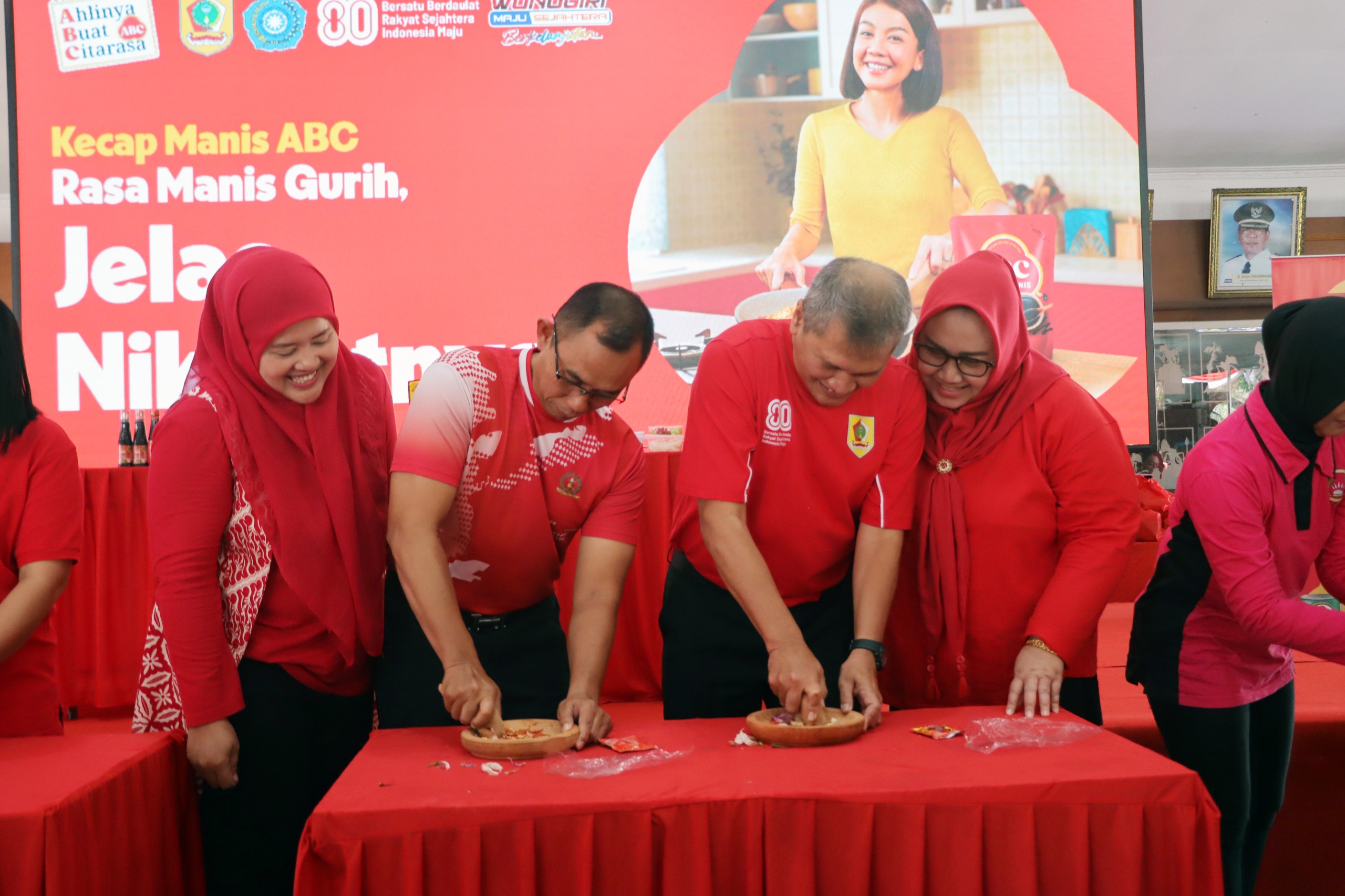 Bupati Wonoguri Setyo Sukarno didampingi istri mengikuti fun game ngulek saat ABC Roadshow 2025 di pendapa rumah dinas Bupati Wonogiri, Rabu (6/8/2025).