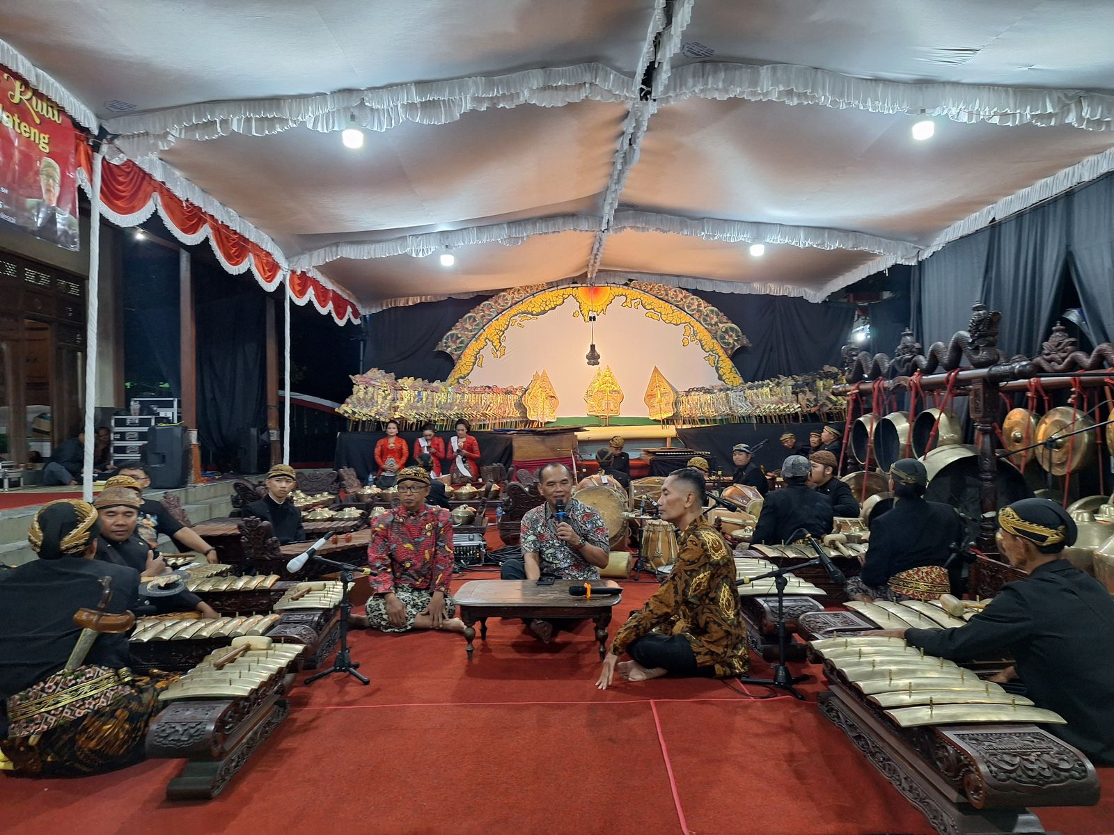 Ketua DPRD Jateng Sumanto saat memandu Bincang Santai Wayang Kulit bersama Konten Kreator Wayang, Ki Mas Demang Edi Sulistiyono, dan Dalang Ki Mas Demang Sujarwo Joko.