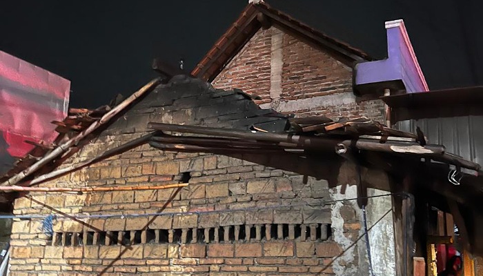 Kondisi rumah di Desa Bulan, Kecamatan Wonosari, Klaten yang terbakar, Kamis (7/8/2025). (Dokumentasi Damkar Klaten)