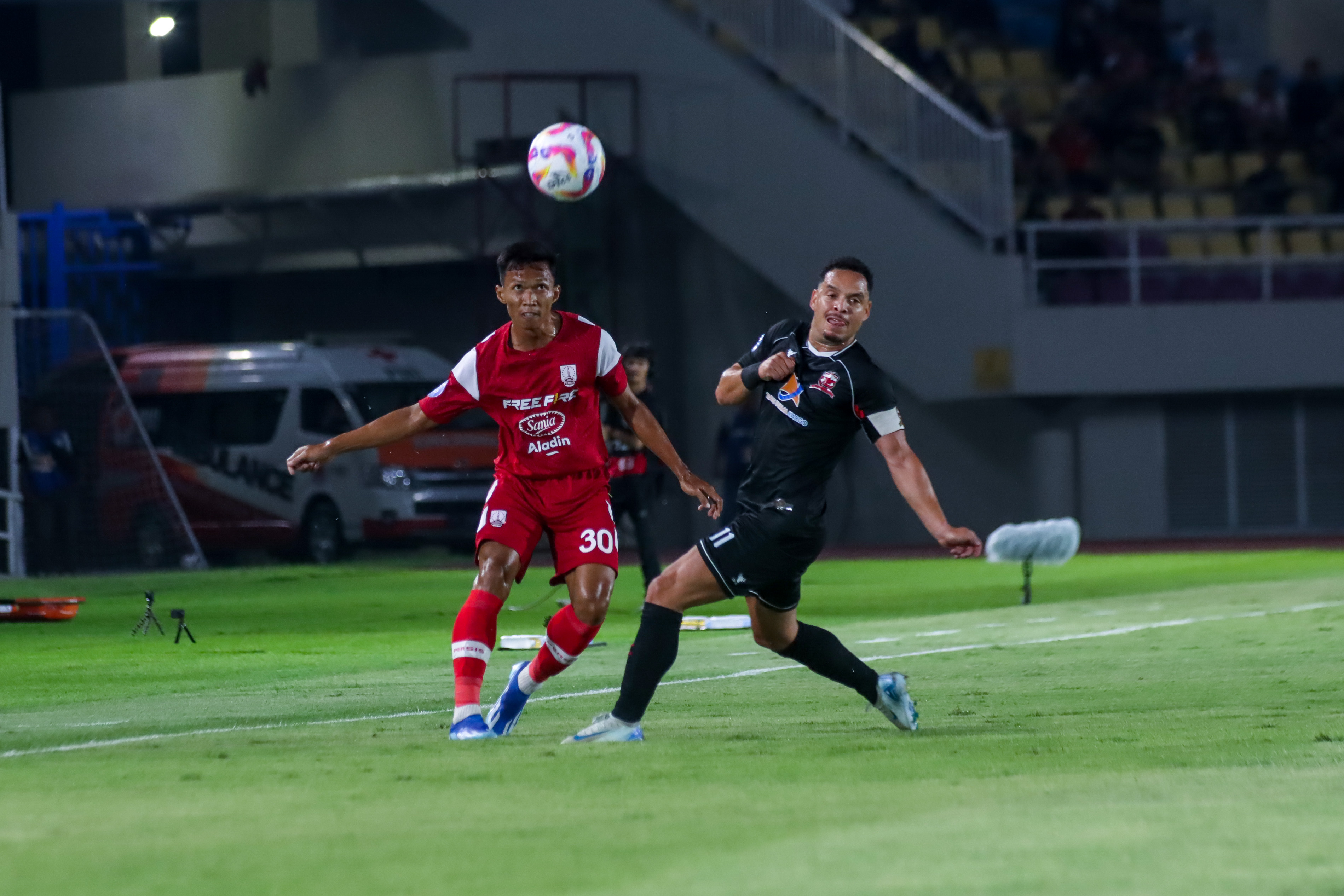 Bek Persis Solo Eky Taufik saat melawan Madura United di Liga 1 2024/2025.