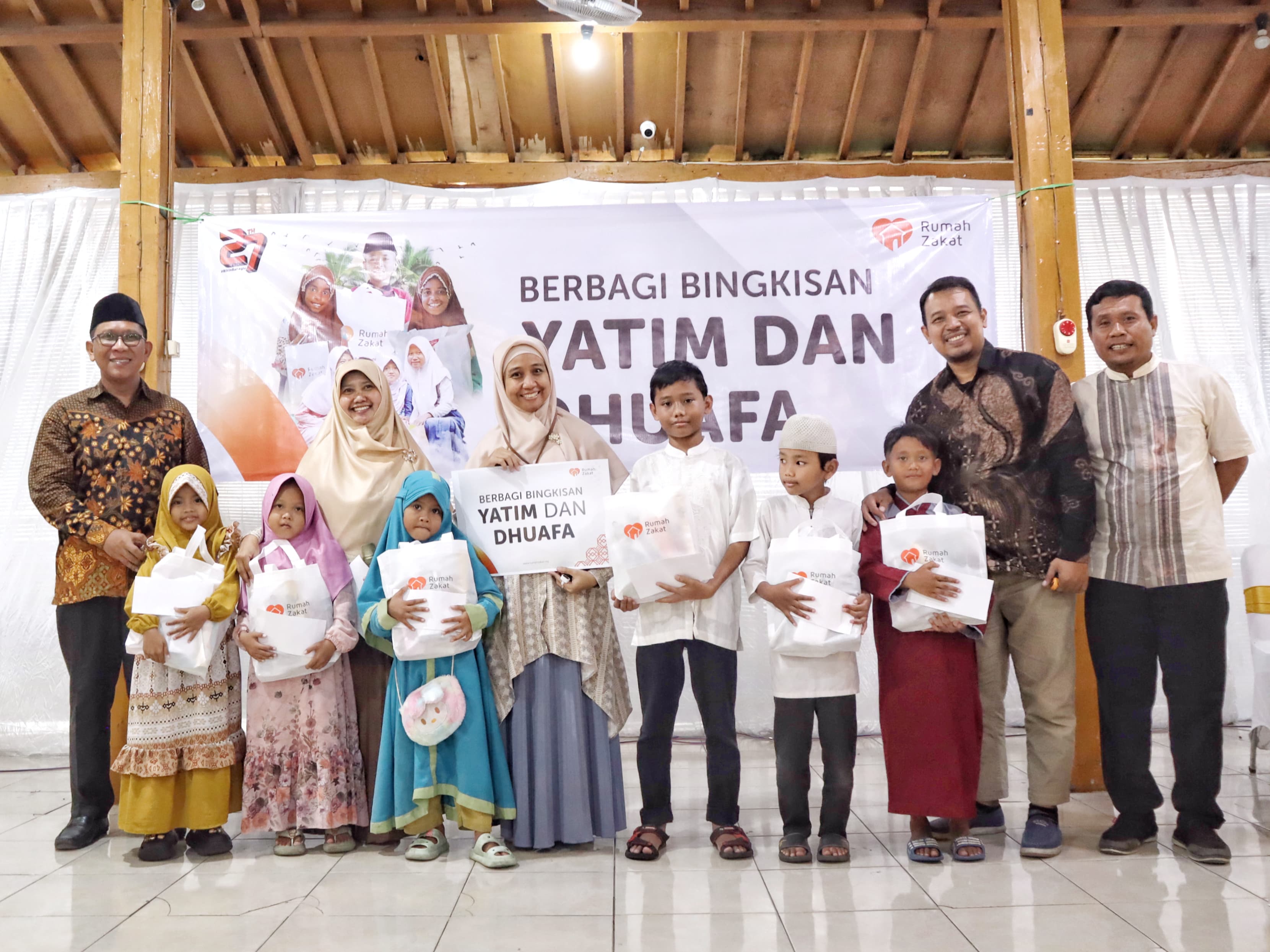 Penyerahan santunan dan bingkisan perlengkapan sekolah kepada 42 anak yatim dan dhuafa tingkat SD dan SMP dari para donatur Rumah Zakat Solo.