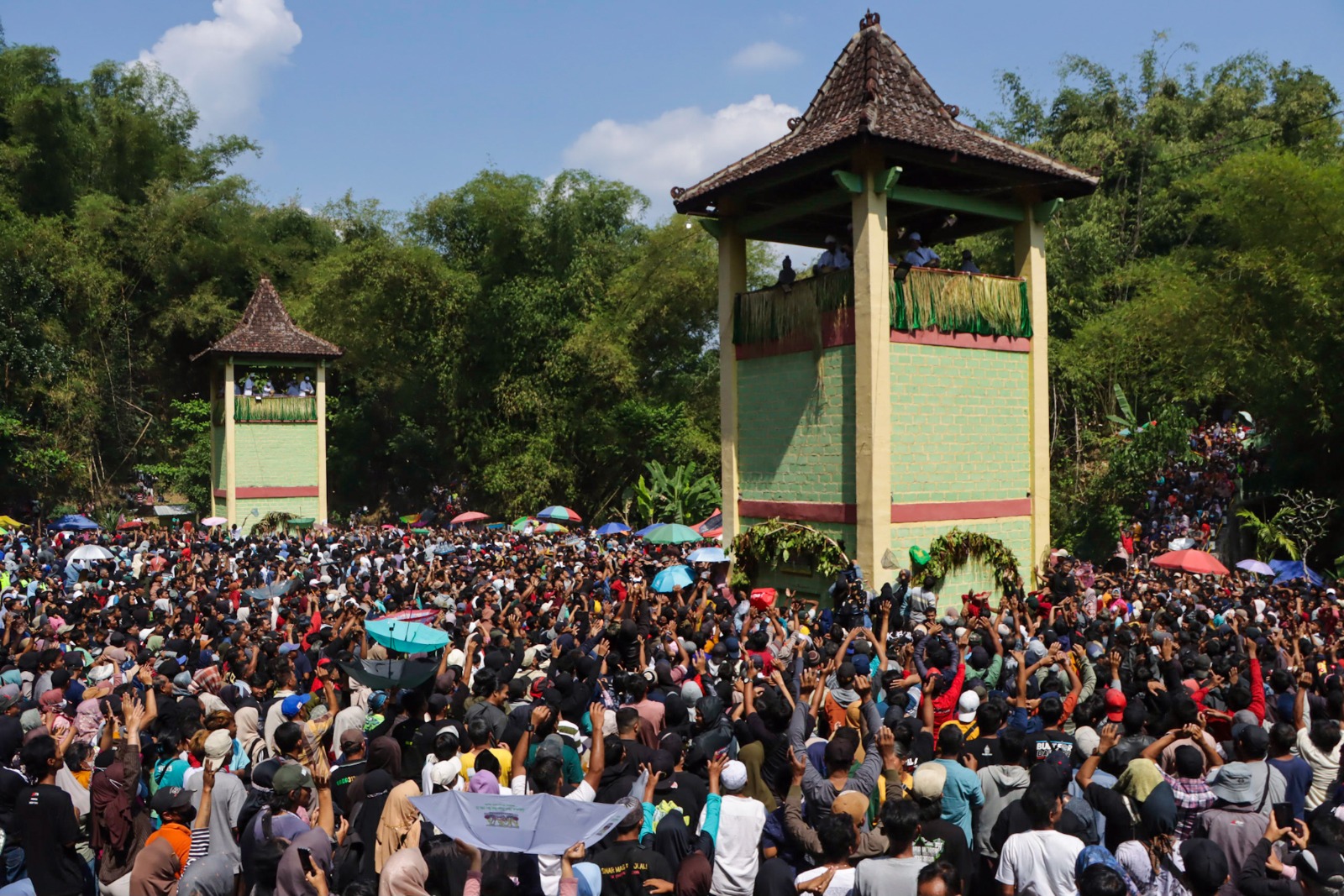 MERIAH: Tradisi sebaran apem Yaa Qowiyyu berlangsung di Lapangan Klampeyan, Kelurahan Jatinom, Kecamatan Jatinom, Klaten,&nbsp;Jumat (8/8/2025)