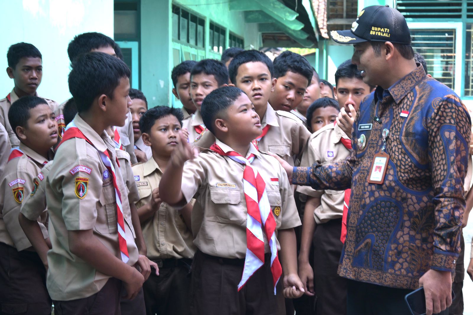 Bupati Boyolali Agus Irawan berinteraksi dengan siswa SMPN 2 Banyudono di sela sidak, Jumat (8/8/2025).