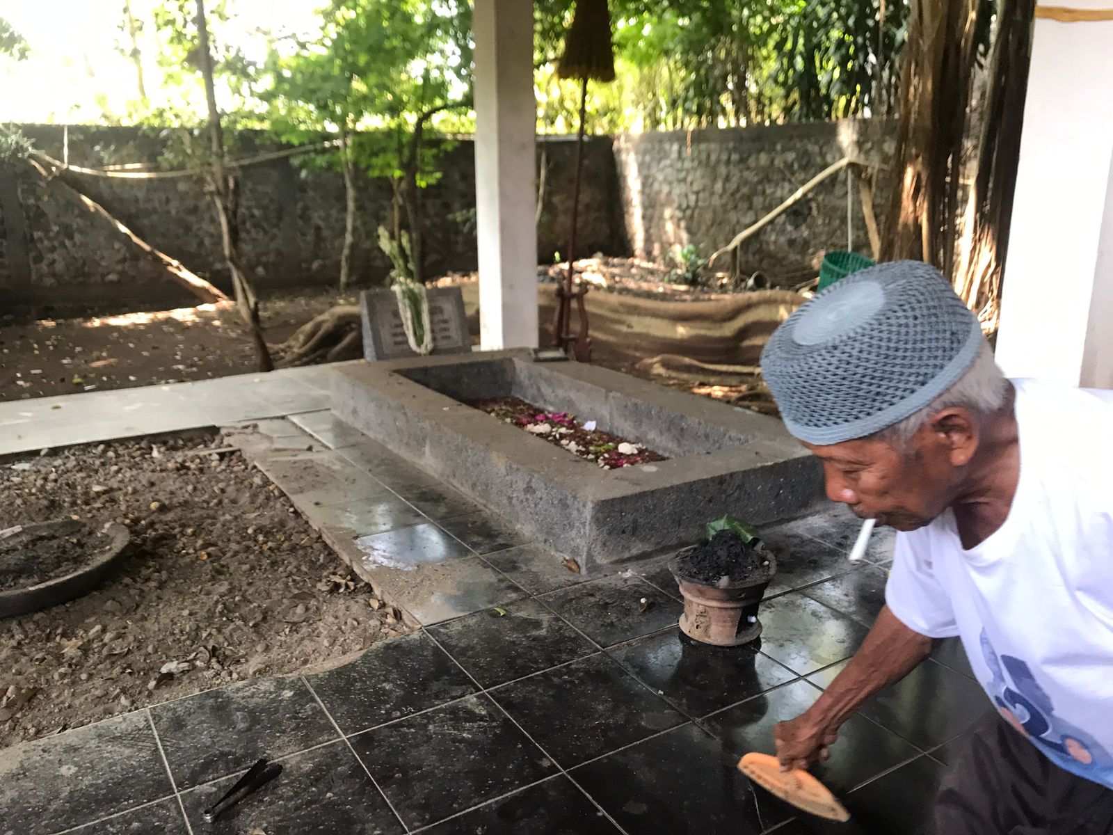 Makam Mbah Reso di kompleks Pertapaan Indrokilo, Jalan Pertapaan, Gunungsari, Kelurahan Kemiri, Kecamatan Mojosongo.