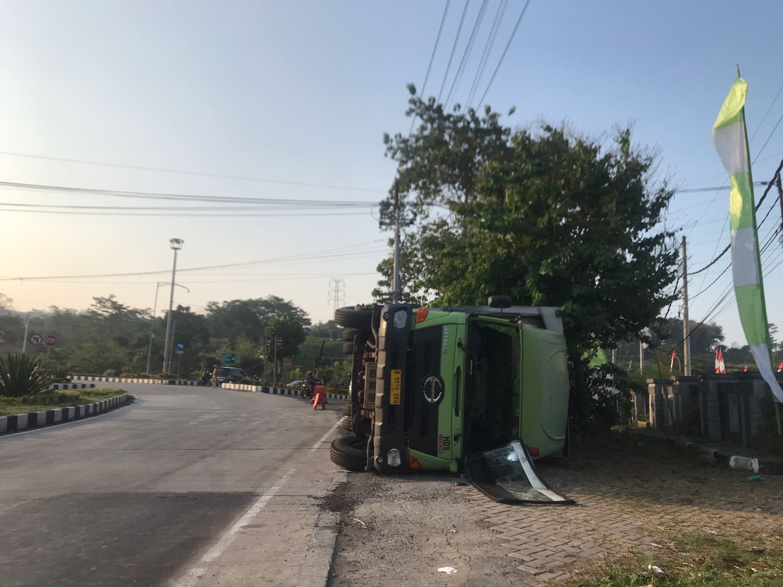 Truk terguling di tikungan Kalikiring, Jalur Lingkar Utara Boyolali, Jumat (8/8/2025).