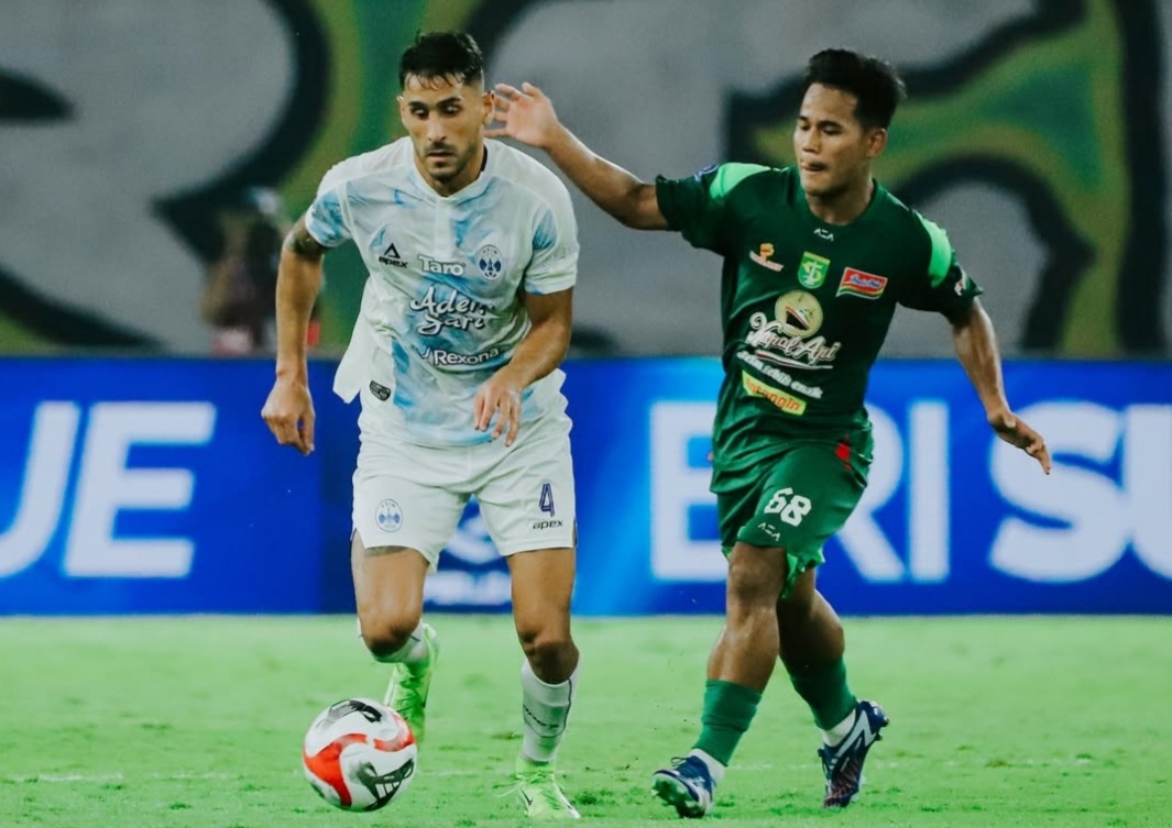 Laga Persebaya Surabaya melawan PSIM Jogja di Super League.