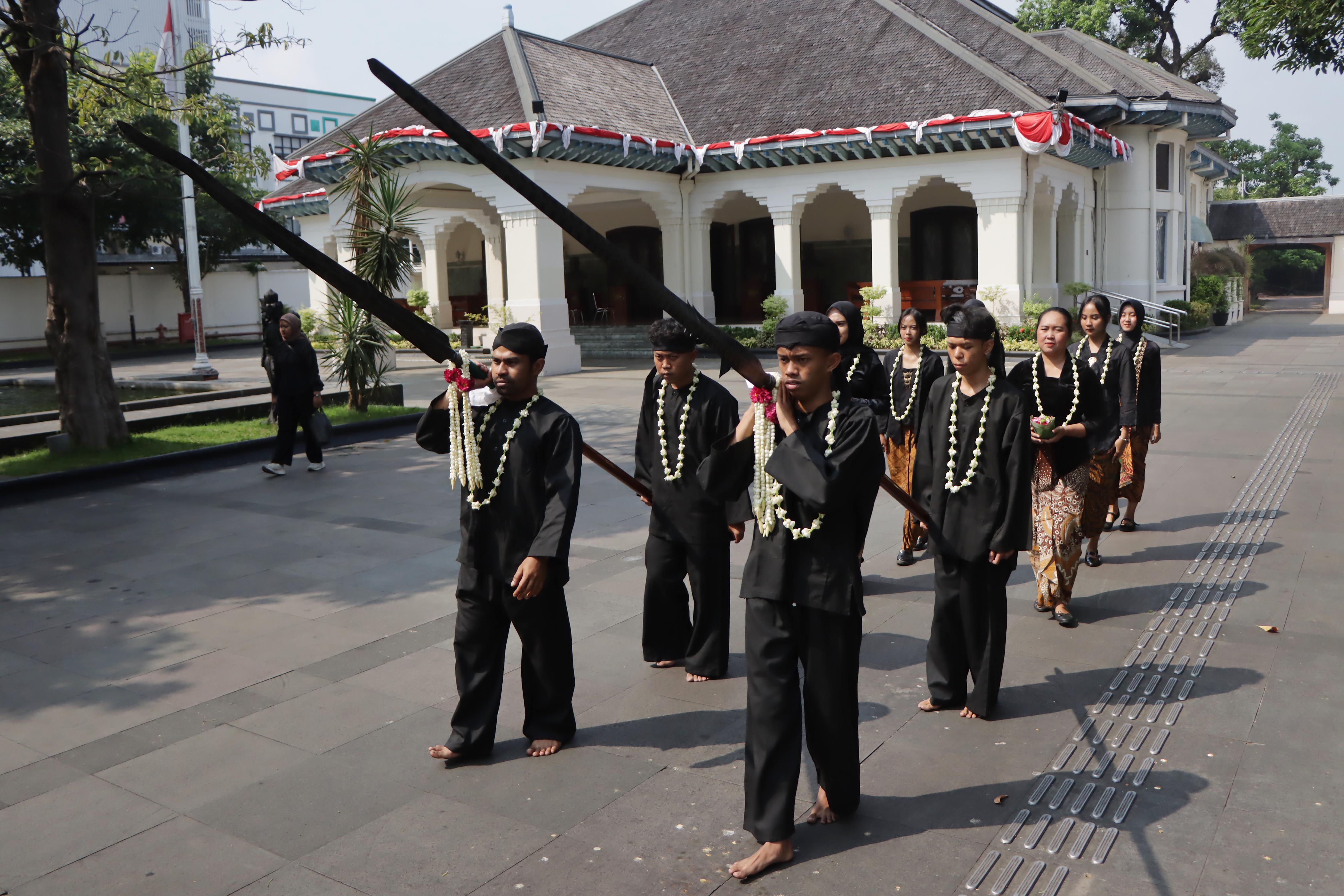 Kirab keris koleksi Museum Keris Nusantara. (Arief Budiman/Radar Solo)