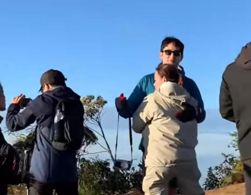 Amanda Manopo & Kenny Austin pamer kemesraan di Gunung Merbabu, tepis isu perselingkuhan dengan Arya Saloka. Fans heboh!