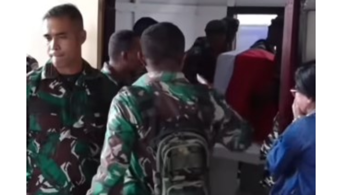 Tangkapan layar saat Serma Christian Namo emosi karena jasad anaknya&nbsp;Prada Lucky Namo yang meninggal diduga dianiaya senior, tak bisa diautopsi di rumah sakit.