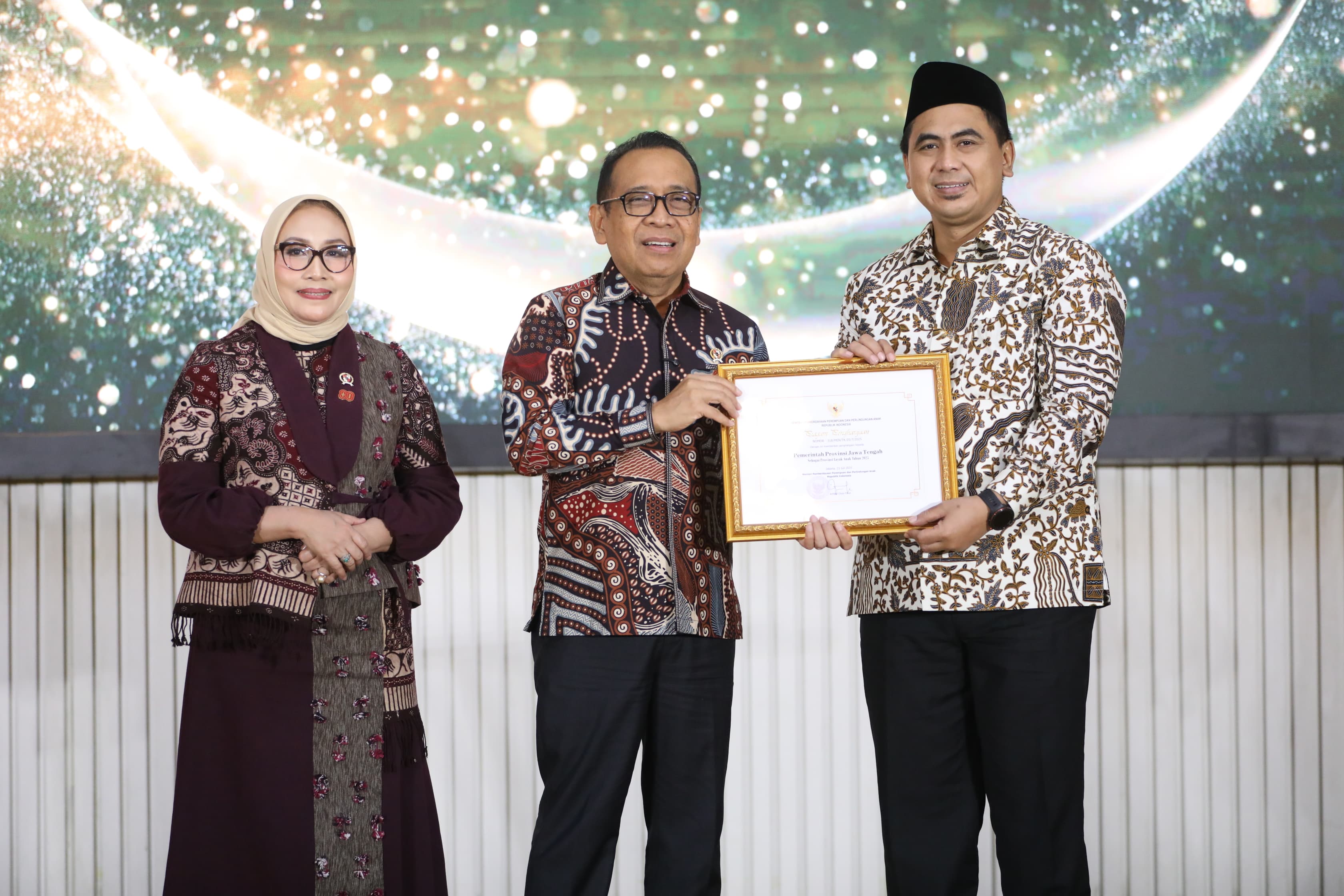 Penghargaan itu diterima langsung oleh Wakil Gubernur Jawa Tengah, Taj Yasin dalam ajang Penganugerahan Kabupaten/Kota Layak Anak (KLA) Tahun 2025