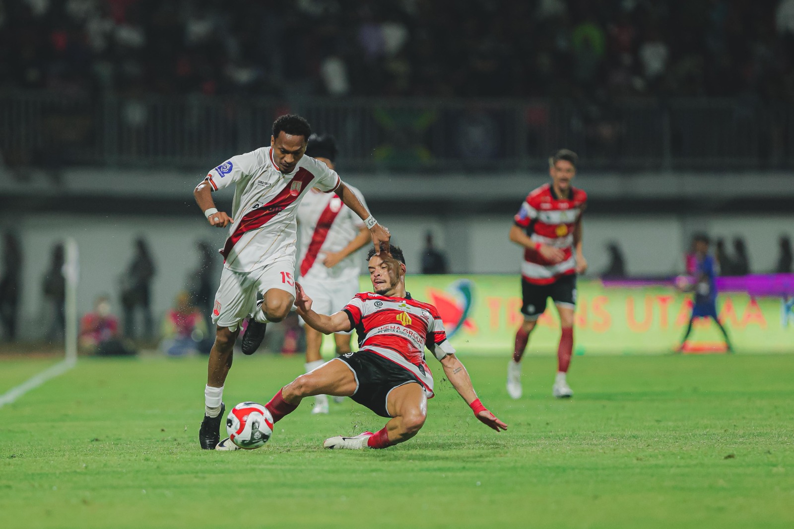 LINCAH: Bek Persis Solo Giovani Numberi dijegal pemain Madura United dalam laga lanjutan Super League di Stadion Gelora Madura Ratu Pamelingan, Sabtu (10/8)
